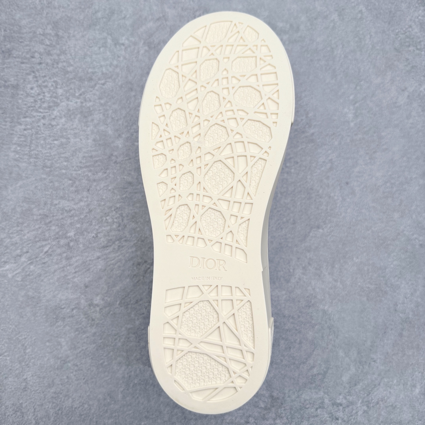 图片[9]-＃纯原 Dior B33 迪奥印花系带时尚运动板鞋网球鞋 全套原厂新版原纸板楦头开发 原厂特供皮料加持 原档数据大底 高频字母排版细节 还原 Zp 高端零售特供批次 2023秋季新品 彰显非凡的精湛工艺 重新诠释经典的网球鞋 时尚的廓形突显厚实感 采用全新的拉绒马海毛针织面料 突显柔软触感与富有层次感的流行色彩 搭配棕色绒面革镶片提升格调 别具一格的加垫鞋舌点缀以压花效果Dior标志 后侧点缀以Dior 30Avenue Montaigne标志 可为各式休闲造型增添时尚气质 尺码：40 41 42 43 44 45 46-选品中心