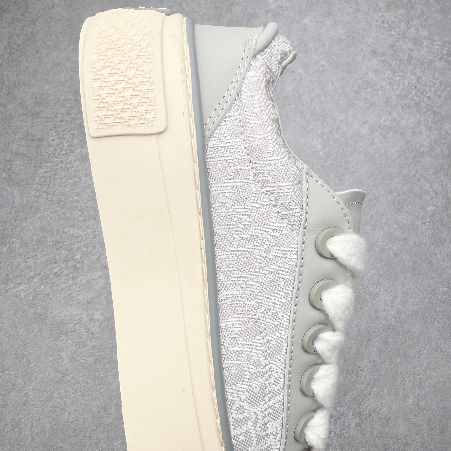 图片[6]-＃纯原 Dior B33 迪奥印花系带时尚运动板鞋网球鞋 全套原厂新版原纸板楦头开发 原厂特供皮料加持 原档数据大底 高频字母排版细节 还原 Zp 高端零售特供批次 2023秋季新品 彰显非凡的精湛工艺 重新诠释经典的网球鞋 时尚的廓形突显厚实感 采用全新的拉绒马海毛针织面料 突显柔软触感与富有层次感的流行色彩 搭配棕色绒面革镶片提升格调 别具一格的加垫鞋舌点缀以压花效果Dior标志 后侧点缀以Dior 30Avenue Montaigne标志 可为各式休闲造型增添时尚气质 尺码：40 41 42 43 44 45 46-选品中心