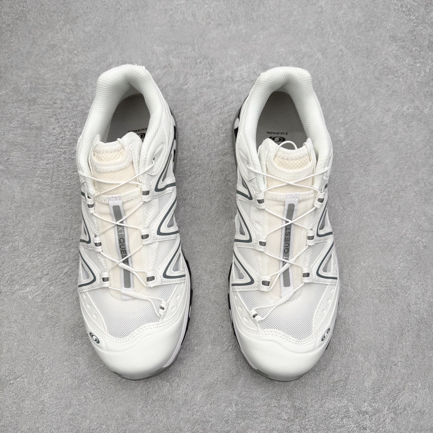 图片[2]-＃PK纯原福利 Salomon XT-QUEST ADV 萨洛蒙潮流越野机能户外功能鞋 基于市场现有版本全新升级调整改良 现阶段市场最强产物 全新主色陆续出货 大底描漆工整零瑕疵 鞋头定型弧度完美 纯原外贸平台特供订单 耗时半年巨作 全套原纸板楦头开发 原厂特供网布配套加持 确保原汁原味 完美呈现版型 原档数据独家私模五层组合大底 男女鞋同步官方开发至46.5 原装Ortholite轻量化鞋垫 中底布带钢印编号 原厂TPU锁扣 进口港宝加持 后跟自然饱满 还原公司包裹性 基于 SALOMON 初代 XT 鞋身造型并搭载 4D ADVANCED CHASSIS™ 大底打造而成 为这款 XT-QUEST 带来了多项足部控制与保护等功能性 如在运动过程中控制左右晃动的过程而提高稳定性、改善长途越野过程中足中到足尖的过渡、提高感知岩石的精确度以抵抗尖锐物体对脚底的伤害以及采用动态缓冲来增强穿着舒适感 从而减轻疲劳感 使XT-QUEST 成为一双舒适且安全的户外之履 尺码：36 36.5 37.5 38 38.5 39 40 40.5 41 42 42.5 43 44 44.5 45-选品中心