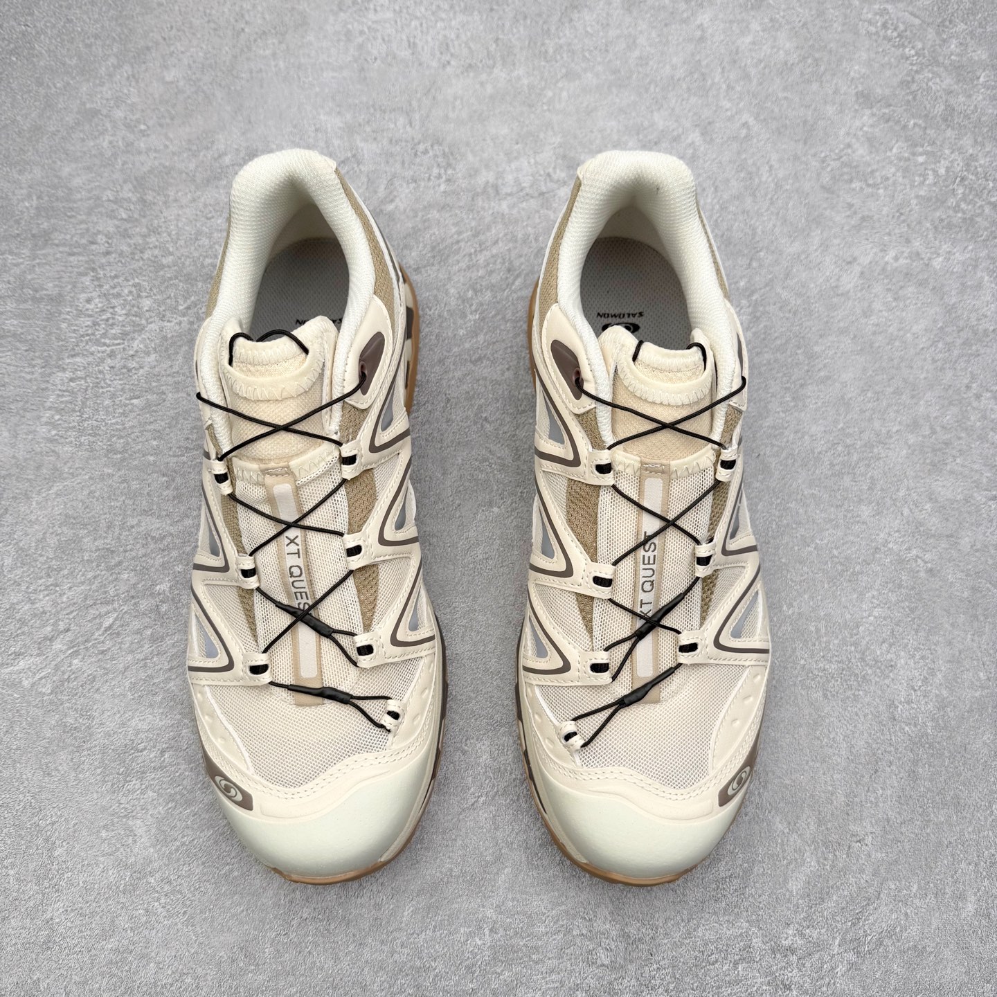 图片[2]-＃PK纯原福利 Salomon XT-QUEST ADV 萨洛蒙潮流越野机能户外功能鞋 基于市场现有版本全新升级调整改良 现阶段市场最强产物 全新主色陆续出货 大底描漆工整零瑕疵 鞋头定型弧度完美 纯原外贸平台特供订单 耗时半年巨作 全套原纸板楦头开发 原厂特供网布配套加持 确保原汁原味 完美呈现版型 原档数据独家私模五层组合大底 男女鞋同步官方开发至46.5 原装Ortholite轻量化鞋垫 中底布带钢印编号 原厂TPU锁扣 进口港宝加持 后跟自然饱满 还原公司包裹性 基于 SALOMON 初代 XT 鞋身造型并搭载 4D ADVANCED CHASSIS™ 大底打造而成 为这款 XT-QUEST 带来了多项足部控制与保护等功能性 如在运动过程中控制左右晃动的过程而提高稳定性、改善长途越野过程中足中到足尖的过渡、提高感知岩石的精确度以抵抗尖锐物体对脚底的伤害以及采用动态缓冲来增强穿着舒适感 从而减轻疲劳感 使XT-QUEST 成为一双舒适且安全的户外之履 尺码：36 36.5 37.5 38 38.5 39 40 40.5 41 42 42.5 43 44 44.5 45-选品中心