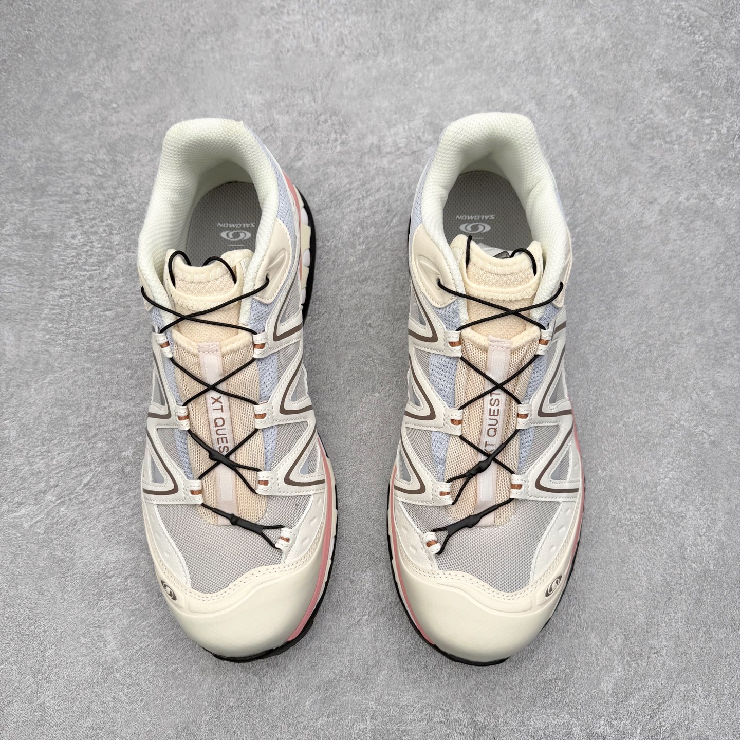 图片[2]-＃PK纯原福利 Salomon XT-QUEST ADV 萨洛蒙潮流越野机能户外功能鞋 基于市场现有版本全新升级调整改良 现阶段市场最强产物 全新主色陆续出货 大底描漆工整零瑕疵 鞋头定型弧度完美 纯原外贸平台特供订单 耗时半年巨作 全套原纸板楦头开发 原厂特供网布配套加持 确保原汁原味 完美呈现版型 原档数据独家私模五层组合大底 男女鞋同步官方开发至46.5 原装Ortholite轻量化鞋垫 中底布带钢印编号 原厂TPU锁扣 进口港宝加持 后跟自然饱满 还原公司包裹性 基于 SALOMON 初代 XT 鞋身造型并搭载 4D ADVANCED CHASSIS™ 大底打造而成 为这款 XT-QUEST 带来了多项足部控制与保护等功能性 如在运动过程中控制左右晃动的过程而提高稳定性、改善长途越野过程中足中到足尖的过渡、提高感知岩石的精确度以抵抗尖锐物体对脚底的伤害以及采用动态缓冲来增强穿着舒适感 从而减轻疲劳感 使XT-QUEST 成为一双舒适且安全的户外之履 尺码：36 36.5 37.5 38 38.5 39 40 40.5 41 42 42.5 43 44 44.5 45-选品中心