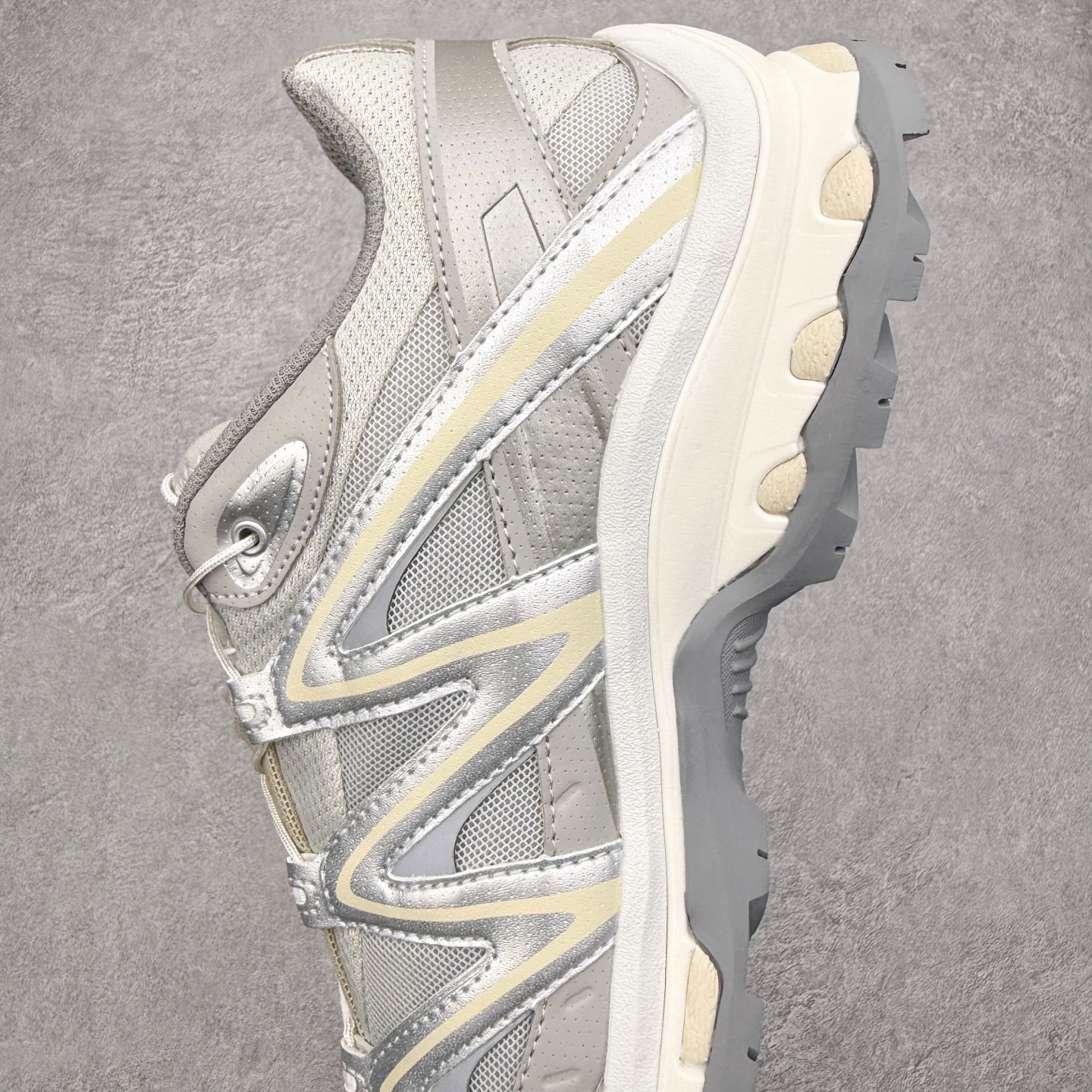 图片[7]-＃PK纯原福利 Salomon XT-QUEST ADV 萨洛蒙潮流越野机能户外功能鞋 基于市场现有版本全新升级调整改良 现阶段市场最强产物 全新主色陆续出货 大底描漆工整零瑕疵 鞋头定型弧度完美 纯原外贸平台特供订单 耗时半年巨作 全套原纸板楦头开发 原厂特供网布配套加持 确保原汁原味 完美呈现版型 原档数据独家私模五层组合大底 男女鞋同步官方开发至46.5 原装Ortholite轻量化鞋垫 中底布带钢印编号 原厂TPU锁扣 进口港宝加持 后跟自然饱满 还原公司包裹性 基于 SALOMON 初代 XT 鞋身造型并搭载 4D ADVANCED CHASSIS™ 大底打造而成 为这款 XT-QUEST 带来了多项足部控制与保护等功能性 如在运动过程中控制左右晃动的过程而提高稳定性、改善长途越野过程中足中到足尖的过渡、提高感知岩石的精确度以抵抗尖锐物体对脚底的伤害以及采用动态缓冲来增强穿着舒适感 从而减轻疲劳感 使XT-QUEST 成为一双舒适且安全的户外之履 尺码：36 36.5 37.5 38 38.5 39 40 40.5 41 42 42.5 43 44 44.5 45-选品中心