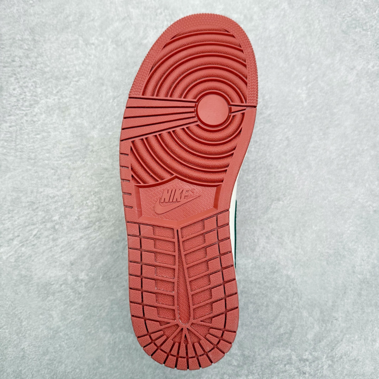 图片[9]-＃K版 Air Jordan AJ1 Mid 中帮 黑橙扣碎 DQ8426-105 原厂内置全掌气垫 A模大底 头层小牛皮 鞋舌AJ原厂专用牛津布+AJ专用反口珍珠布+原厂无杂质高弹内里海棉 特殊封边弹力鞋带 全网唯一头层牛皮 原鞋开模 拒绝公底 购置公司同步原材料 原汁原味 忠于原版‼️尺码：36 36.5 37.5 38 38.5 39 40 40.5 41 42 42.5 43 44 44.5 45 46 47.5-选品中心