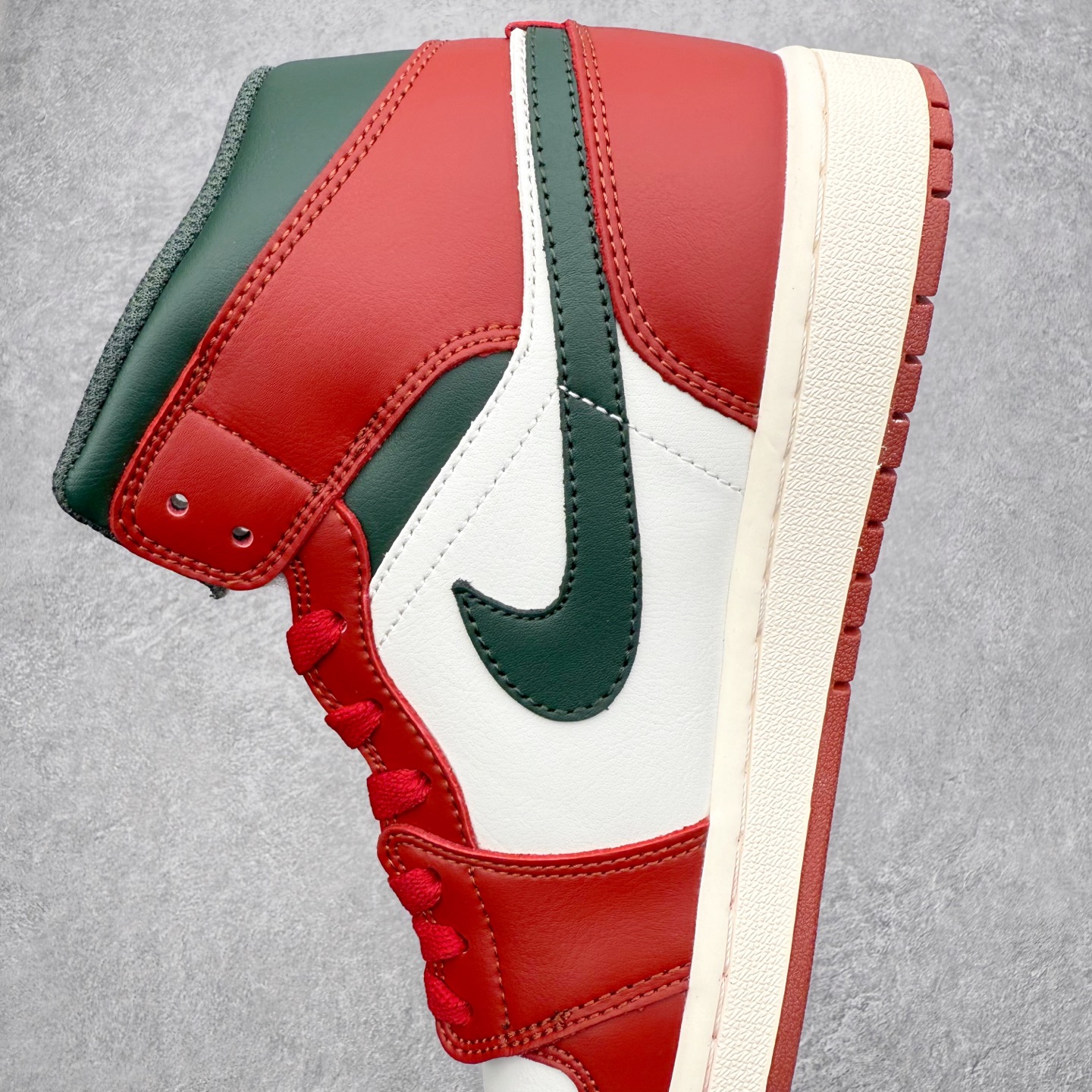 图片[7]-＃K版 Air Jordan AJ1 Mid 中帮 黑橙扣碎 DQ8426-105 原厂内置全掌气垫 A模大底 头层小牛皮 鞋舌AJ原厂专用牛津布+AJ专用反口珍珠布+原厂无杂质高弹内里海棉 特殊封边弹力鞋带 全网唯一头层牛皮 原鞋开模 拒绝公底 购置公司同步原材料 原汁原味 忠于原版‼️尺码：36 36.5 37.5 38 38.5 39 40 40.5 41 42 42.5 43 44 44.5 45 46 47.5-选品中心