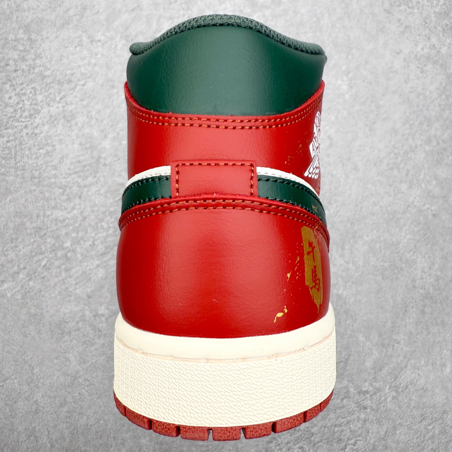 图片[8]-＃K版 Air Jordan AJ1 Mid 中帮 黑橙扣碎 DQ8426-105 原厂内置全掌气垫 A模大底 头层小牛皮 鞋舌AJ原厂专用牛津布+AJ专用反口珍珠布+原厂无杂质高弹内里海棉 特殊封边弹力鞋带 全网唯一头层牛皮 原鞋开模 拒绝公底 购置公司同步原材料 原汁原味 忠于原版‼️尺码：36 36.5 37.5 38 38.5 39 40 40.5 41 42 42.5 43 44 44.5 45 46 47.5-选品中心