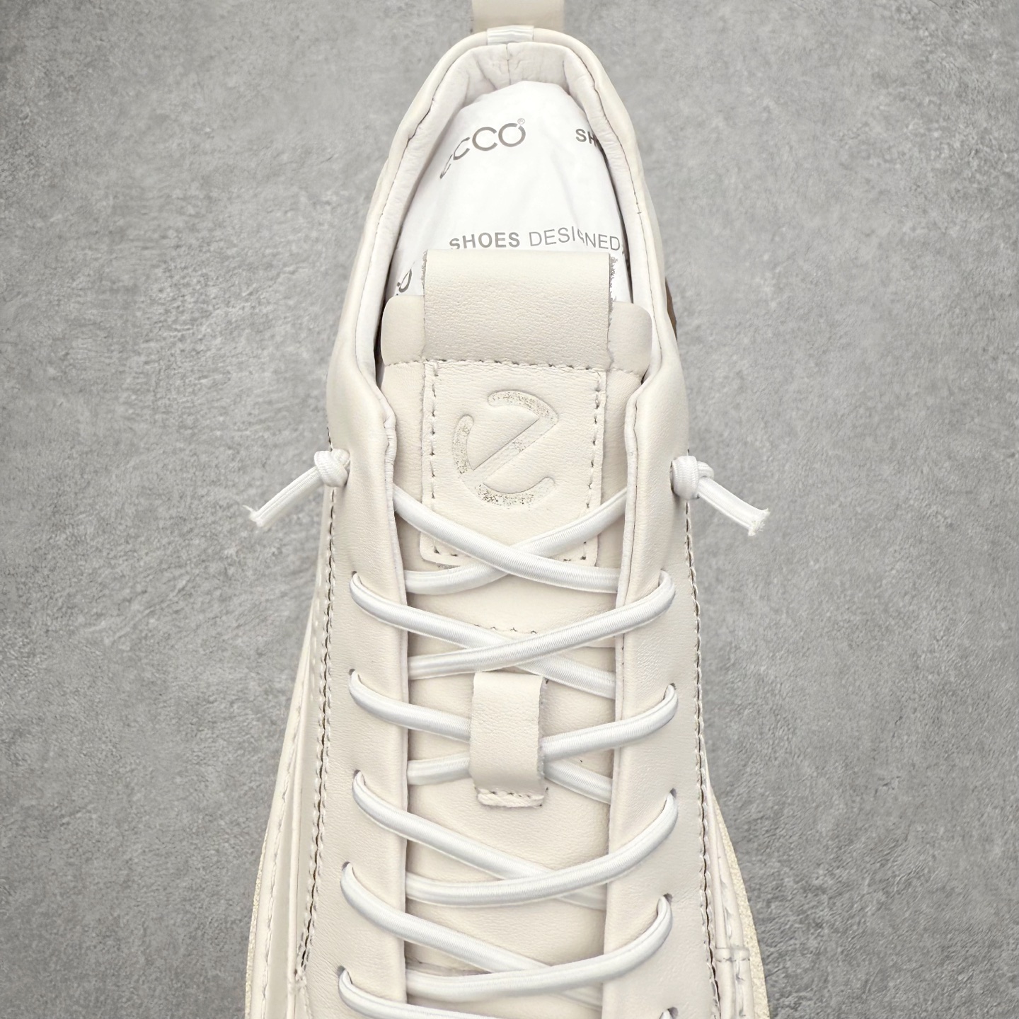 图片[5]-ECCO爱步男士休闲鞋 百搭防滑平底鞋 简约时尚街头户外鞋 摒弃传统鞋面设计，舒适牛皮鞋面 手感细腻顺滑，纹理清晰 柔软脚感随心穿脱 双重材质拼接 尽显时尚新元素 质感清晰的鞋带，搭载柔韧橡胶鞋底 脚感柔软舒适，适宜多种地形 轻松行走，触感细腻 一双时尚休闲鞋 拒绝束缚 让你成为最惊艳的那一个 尺码：38 39 40 41 42 43 44 （皮鞋码）-选品中心