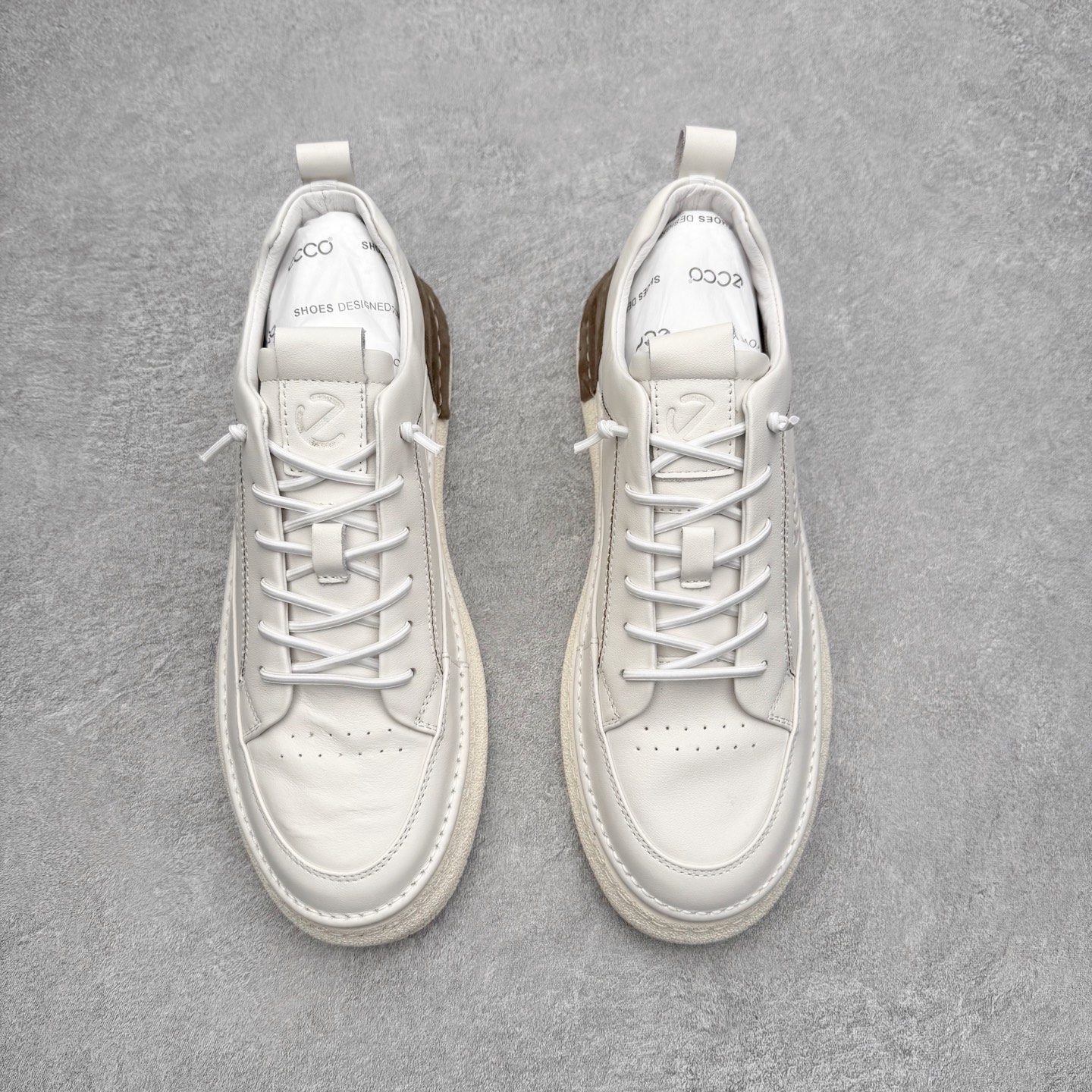 图片[2]-ECCO爱步男士休闲鞋 百搭防滑平底鞋 简约时尚街头户外鞋 摒弃传统鞋面设计，舒适牛皮鞋面 手感细腻顺滑，纹理清晰 柔软脚感随心穿脱 双重材质拼接 尽显时尚新元素 质感清晰的鞋带，搭载柔韧橡胶鞋底 脚感柔软舒适，适宜多种地形 轻松行走，触感细腻 一双时尚休闲鞋 拒绝束缚 让你成为最惊艳的那一个 尺码：38 39 40 41 42 43 44 （皮鞋码）-选品中心