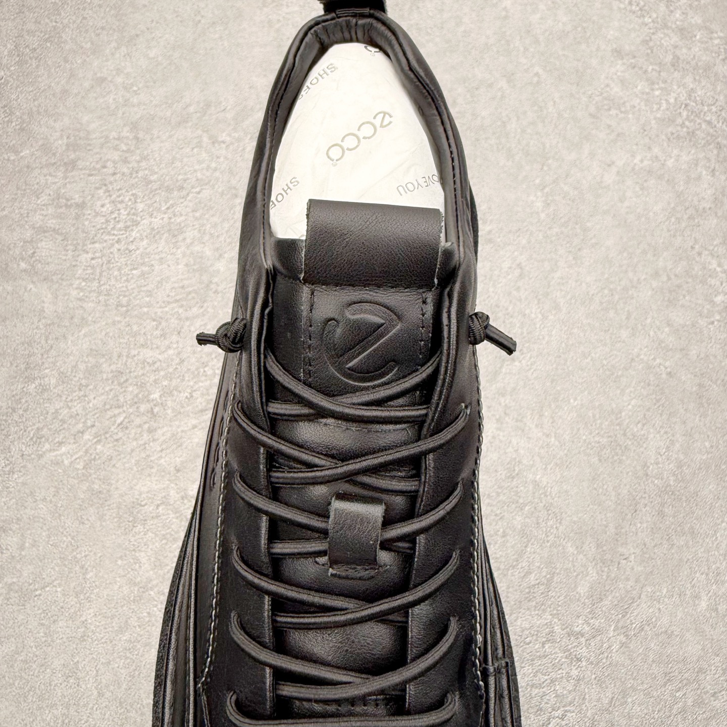 图片[5]-ECCO爱步男士休闲鞋 百搭防滑平底鞋 简约时尚街头户外鞋 摒弃传统鞋面设计，舒适牛皮鞋面 手感细腻顺滑，纹理清晰 柔软脚感随心穿脱 双重材质拼接 尽显时尚新元素 质感清晰的鞋带，搭载柔韧橡胶鞋底 脚感柔软舒适，适宜多种地形 轻松行走，触感细腻 一双时尚休闲鞋 拒绝束缚 让你成为最惊艳的那一个 尺码：38 39 40 41 42 43 44 （皮鞋码）-选品中心