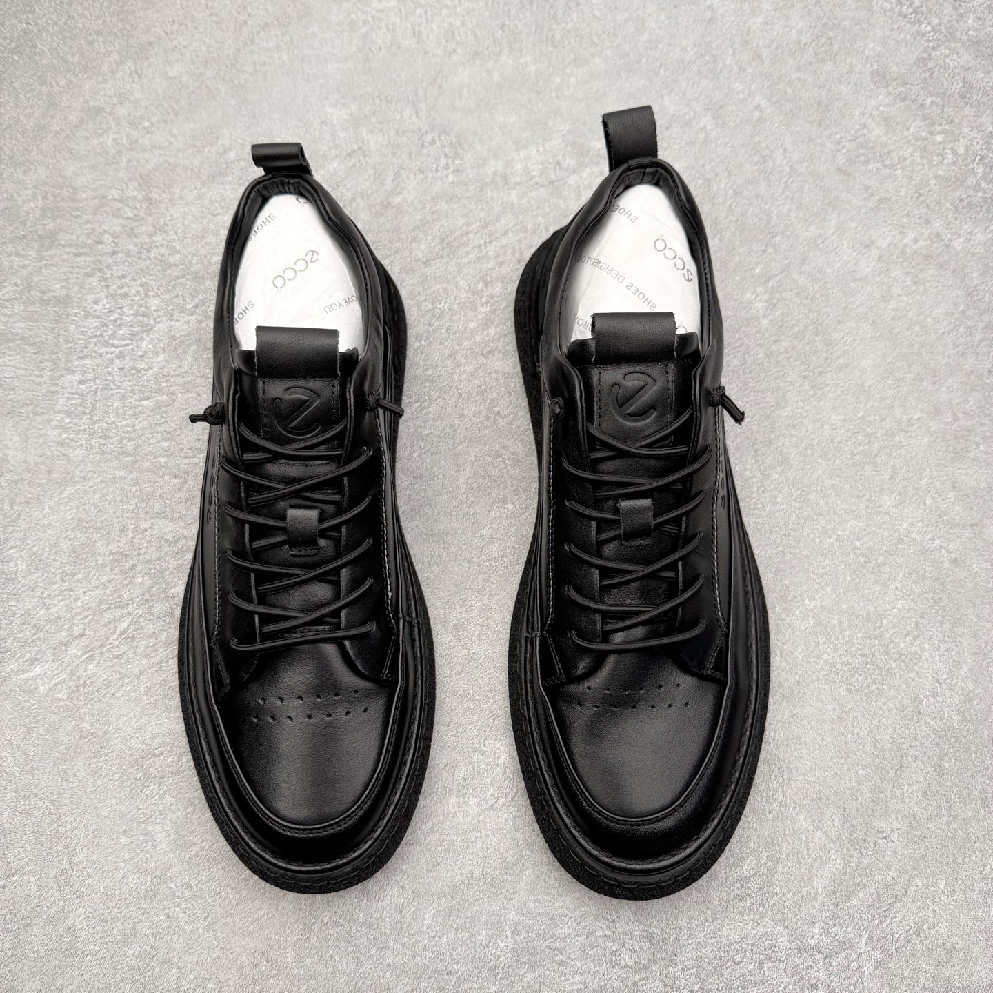 图片[2]-ECCO爱步男士休闲鞋 百搭防滑平底鞋 简约时尚街头户外鞋 摒弃传统鞋面设计，舒适牛皮鞋面 手感细腻顺滑，纹理清晰 柔软脚感随心穿脱 双重材质拼接 尽显时尚新元素 质感清晰的鞋带，搭载柔韧橡胶鞋底 脚感柔软舒适，适宜多种地形 轻松行走，触感细腻 一双时尚休闲鞋 拒绝束缚 让你成为最惊艳的那一个 尺码：38 39 40 41 42 43 44 （皮鞋码）-选品中心