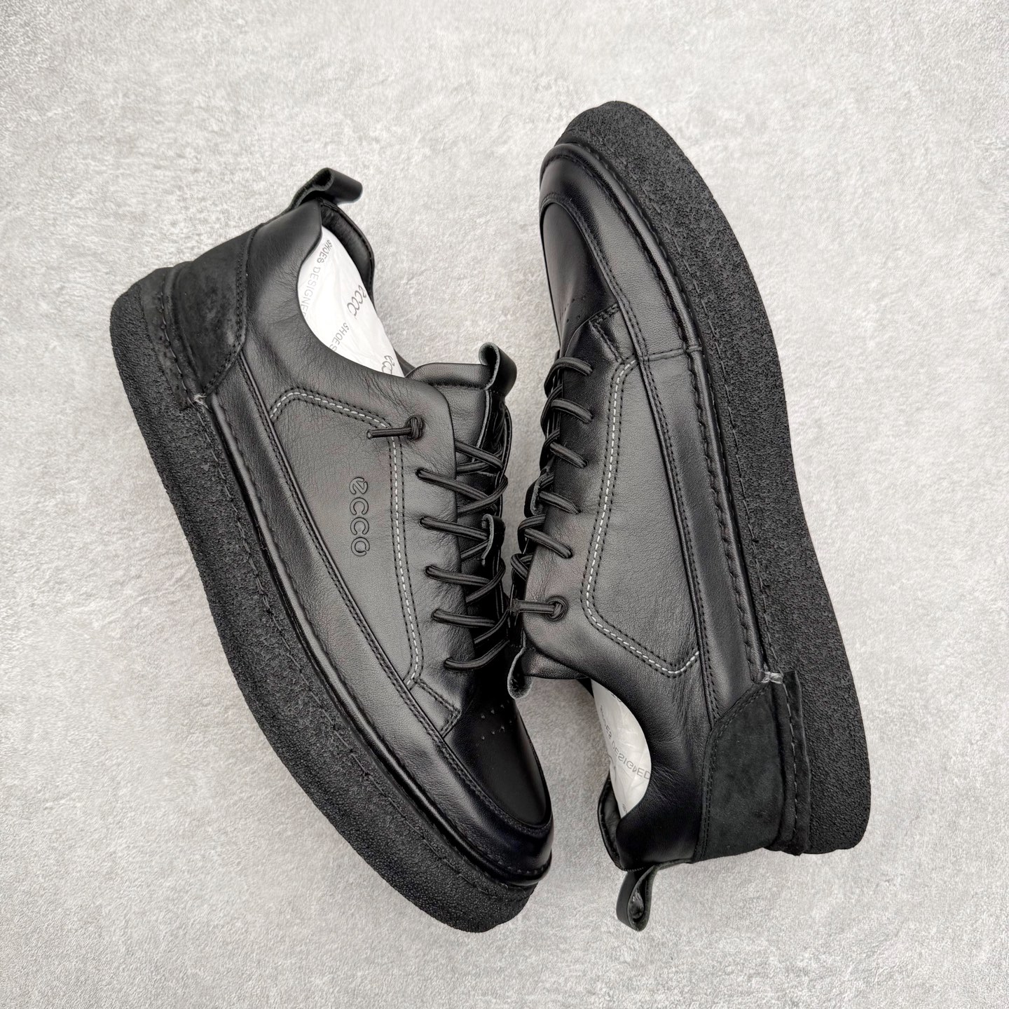 图片[3]-ECCO爱步男士休闲鞋 百搭防滑平底鞋 简约时尚街头户外鞋 摒弃传统鞋面设计，舒适牛皮鞋面 手感细腻顺滑，纹理清晰 柔软脚感随心穿脱 双重材质拼接 尽显时尚新元素 质感清晰的鞋带，搭载柔韧橡胶鞋底 脚感柔软舒适，适宜多种地形 轻松行走，触感细腻 一双时尚休闲鞋 拒绝束缚 让你成为最惊艳的那一个 尺码：38 39 40 41 42 43 44 （皮鞋码）-选品中心