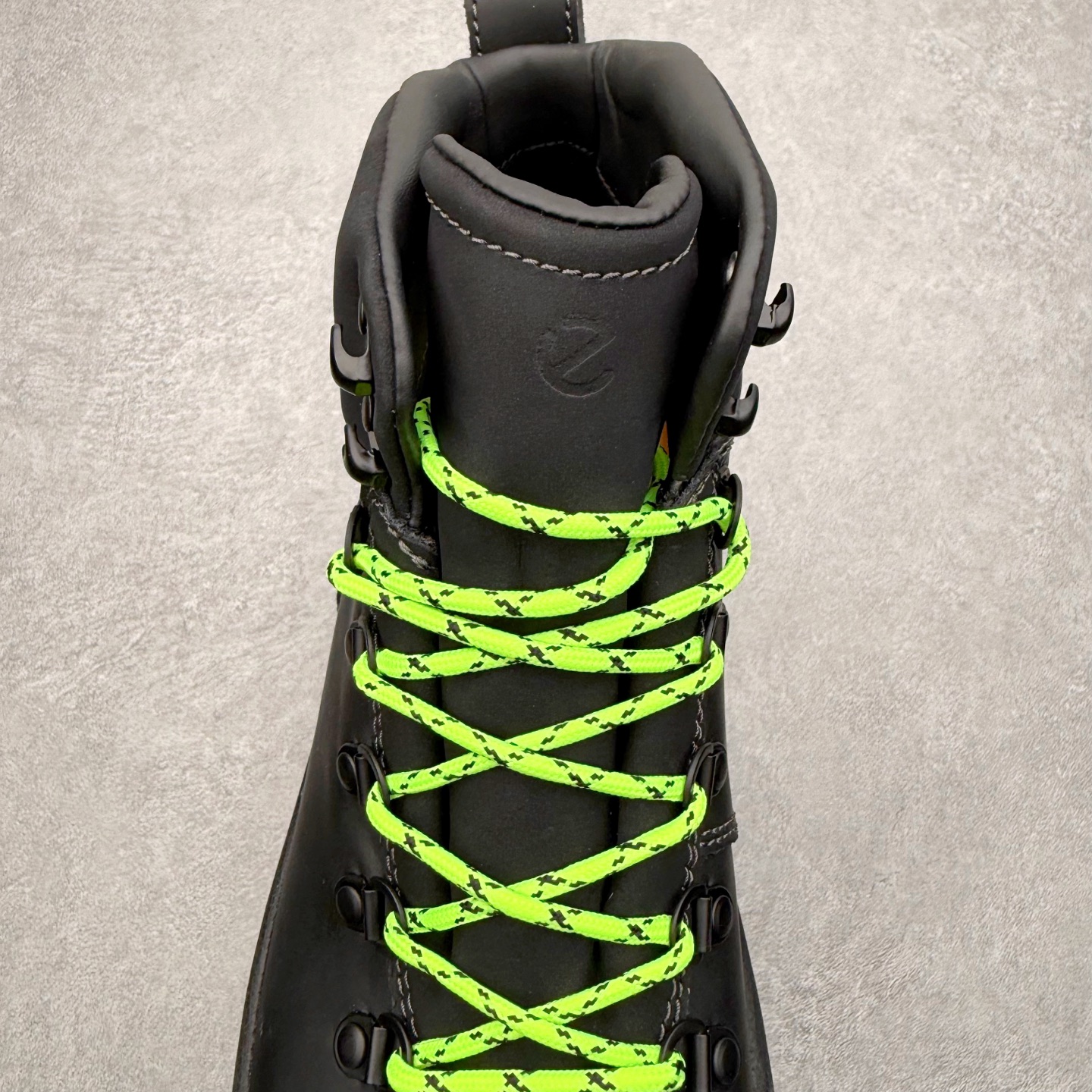 图片[5]-＃GD广顶 ecco爱步 踪迹30 牛皮 时尚百搭 高帮 生活休闲鞋马丁靴 独家注塑工艺 渠道原单 实体代购指定版本 真全头层牛皮 PK市面上任何版本 24小时现货供应 进口原料牛皮 莞产超级顶货 新配色陆续上架 产品只会越做越漂亮 鞋头采用原版一致工艺 又甩又用线条的效果目前这个技术市面上的任何版本都达不到这个效果 原版私模开发 细节一步到位不敢说百分百 保证有百分之98还原 慢工出细活 好的产品不怕晚 这次的开发针对艺术家 收藏家 高品质 的人群 水染粒面小牛皮材质 和针车间距都是极致还原 顶级头层的小牛皮 质感无敌 奢侈品的触感 搭配专柜最新全套包装 双种配件卡片 细节诠释 一件不落 不计成本的打磨产品的细节 再微小的细节也会还原 ECCO以三大核心特征为依托：北欧设计风格、鞋履制作、积极的生活方式。北欧设计风格：北欧设计特点是独特、有格调、实用和简约，并且品质优良。鞋履制作：ECCO钟爱鞋履制作以及一切与鞋履制作相关的事物。积极的生活方式：ECCO的创始人希望制作出的鞋履无需磨合，即可完美贴合脚型，帮助人们享受行走的乐趣。ECCO的成功源自其产品质量和创新的技术水平，恪守“鞋遵循双足”的设计理念，将的舒适度和风格融为一体。ECCO跑遍全世界寻找创新的原料。从制革制鞋一体化的设置，源头上控制皮革质量，确保对人体无害。尺码：38 39 40 41 42 43 44（皮鞋码）-选品中心