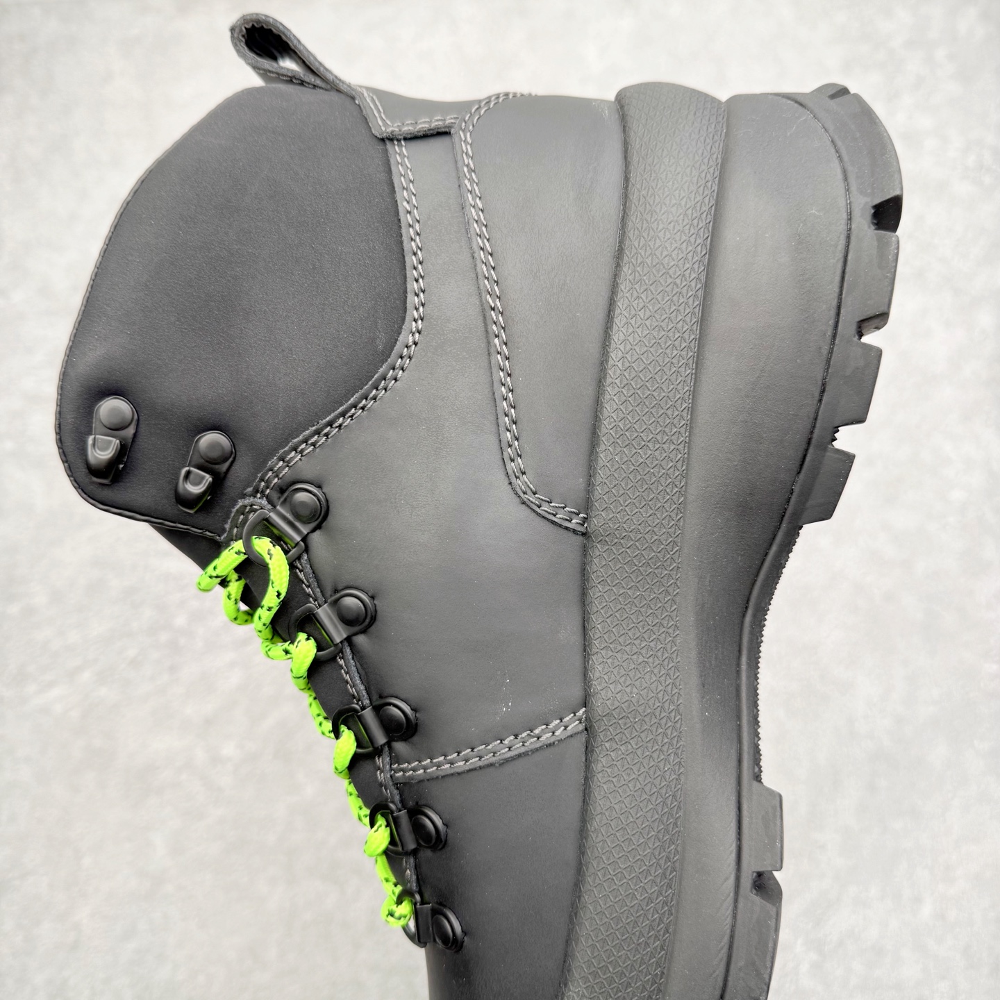 图片[7]-＃GD广顶 ecco爱步 踪迹30 牛皮 时尚百搭 高帮 生活休闲鞋马丁靴 独家注塑工艺 渠道原单 实体代购指定版本 真全头层牛皮 PK市面上任何版本 24小时现货供应 进口原料牛皮 莞产超级顶货 新配色陆续上架 产品只会越做越漂亮 鞋头采用原版一致工艺 又甩又用线条的效果目前这个技术市面上的任何版本都达不到这个效果 原版私模开发 细节一步到位不敢说百分百 保证有百分之98还原 慢工出细活 好的产品不怕晚 这次的开发针对艺术家 收藏家 高品质 的人群 水染粒面小牛皮材质 和针车间距都是极致还原 顶级头层的小牛皮 质感无敌 奢侈品的触感 搭配专柜最新全套包装 双种配件卡片 细节诠释 一件不落 不计成本的打磨产品的细节 再微小的细节也会还原 ECCO以三大核心特征为依托：北欧设计风格、鞋履制作、积极的生活方式。北欧设计风格：北欧设计特点是独特、有格调、实用和简约，并且品质优良。鞋履制作：ECCO钟爱鞋履制作以及一切与鞋履制作相关的事物。积极的生活方式：ECCO的创始人希望制作出的鞋履无需磨合，即可完美贴合脚型，帮助人们享受行走的乐趣。ECCO的成功源自其产品质量和创新的技术水平，恪守“鞋遵循双足”的设计理念，将的舒适度和风格融为一体。ECCO跑遍全世界寻找创新的原料。从制革制鞋一体化的设置，源头上控制皮革质量，确保对人体无害。尺码：38 39 40 41 42 43 44（皮鞋码）-选品中心