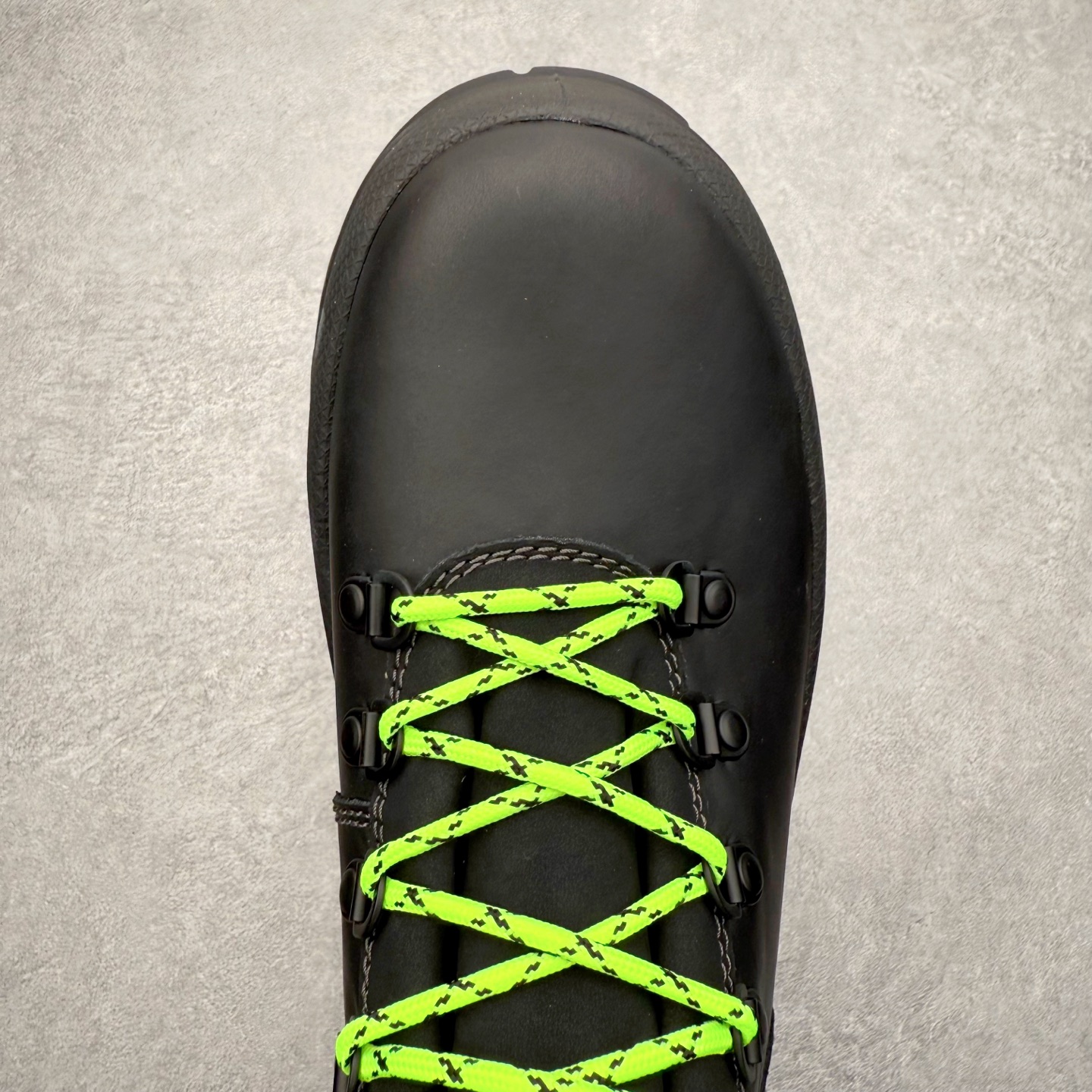 图片[4]-＃GD广顶 ecco爱步 踪迹30 牛皮 时尚百搭 高帮 生活休闲鞋马丁靴 独家注塑工艺 渠道原单 实体代购指定版本 真全头层牛皮 PK市面上任何版本 24小时现货供应 进口原料牛皮 莞产超级顶货 新配色陆续上架 产品只会越做越漂亮 鞋头采用原版一致工艺 又甩又用线条的效果目前这个技术市面上的任何版本都达不到这个效果 原版私模开发 细节一步到位不敢说百分百 保证有百分之98还原 慢工出细活 好的产品不怕晚 这次的开发针对艺术家 收藏家 高品质 的人群 水染粒面小牛皮材质 和针车间距都是极致还原 顶级头层的小牛皮 质感无敌 奢侈品的触感 搭配专柜最新全套包装 双种配件卡片 细节诠释 一件不落 不计成本的打磨产品的细节 再微小的细节也会还原 ECCO以三大核心特征为依托：北欧设计风格、鞋履制作、积极的生活方式。北欧设计风格：北欧设计特点是独特、有格调、实用和简约，并且品质优良。鞋履制作：ECCO钟爱鞋履制作以及一切与鞋履制作相关的事物。积极的生活方式：ECCO的创始人希望制作出的鞋履无需磨合，即可完美贴合脚型，帮助人们享受行走的乐趣。ECCO的成功源自其产品质量和创新的技术水平，恪守“鞋遵循双足”的设计理念，将的舒适度和风格融为一体。ECCO跑遍全世界寻找创新的原料。从制革制鞋一体化的设置，源头上控制皮革质量，确保对人体无害。尺码：38 39 40 41 42 43 44（皮鞋码）-选品中心