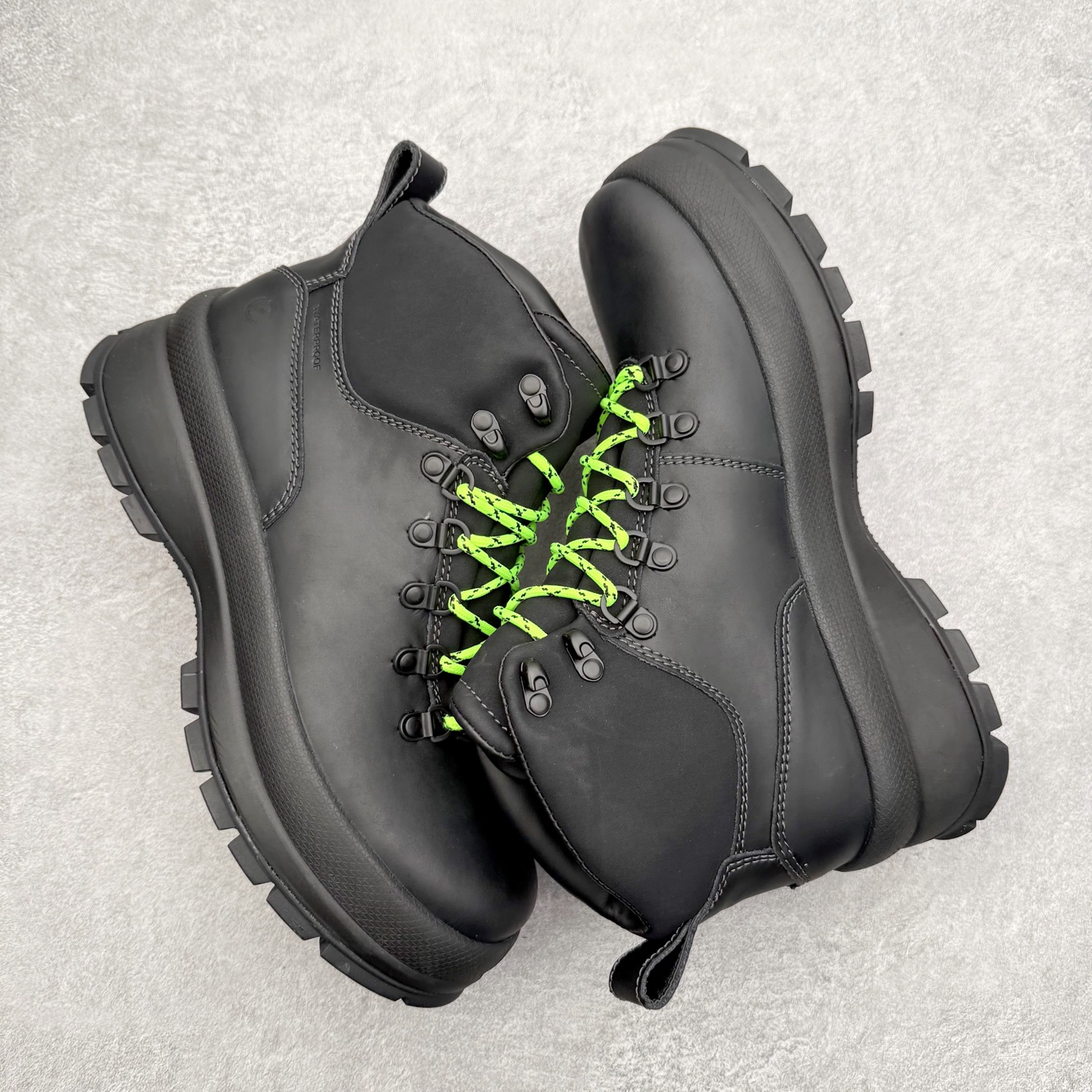 图片[3]-＃GD广顶 ecco爱步 踪迹30 牛皮 时尚百搭 高帮 生活休闲鞋马丁靴 独家注塑工艺 渠道原单 实体代购指定版本 真全头层牛皮 PK市面上任何版本 24小时现货供应 进口原料牛皮 莞产超级顶货 新配色陆续上架 产品只会越做越漂亮 鞋头采用原版一致工艺 又甩又用线条的效果目前这个技术市面上的任何版本都达不到这个效果 原版私模开发 细节一步到位不敢说百分百 保证有百分之98还原 慢工出细活 好的产品不怕晚 这次的开发针对艺术家 收藏家 高品质 的人群 水染粒面小牛皮材质 和针车间距都是极致还原 顶级头层的小牛皮 质感无敌 奢侈品的触感 搭配专柜最新全套包装 双种配件卡片 细节诠释 一件不落 不计成本的打磨产品的细节 再微小的细节也会还原 ECCO以三大核心特征为依托：北欧设计风格、鞋履制作、积极的生活方式。北欧设计风格：北欧设计特点是独特、有格调、实用和简约，并且品质优良。鞋履制作：ECCO钟爱鞋履制作以及一切与鞋履制作相关的事物。积极的生活方式：ECCO的创始人希望制作出的鞋履无需磨合，即可完美贴合脚型，帮助人们享受行走的乐趣。ECCO的成功源自其产品质量和创新的技术水平，恪守“鞋遵循双足”的设计理念，将的舒适度和风格融为一体。ECCO跑遍全世界寻找创新的原料。从制革制鞋一体化的设置，源头上控制皮革质量，确保对人体无害。尺码：38 39 40 41 42 43 44（皮鞋码）-选品中心