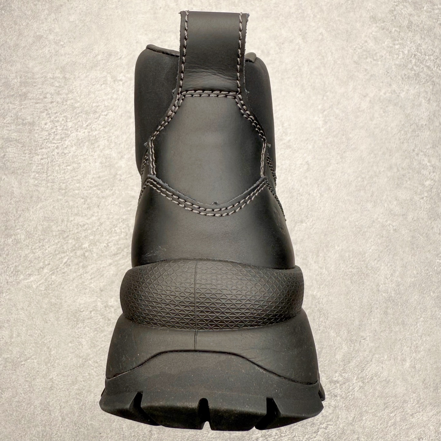 图片[8]-＃GD广顶 ecco爱步 踪迹30 牛皮 时尚百搭 高帮 生活休闲鞋马丁靴 独家注塑工艺 渠道原单 实体代购指定版本 真全头层牛皮 PK市面上任何版本 24小时现货供应 进口原料牛皮 莞产超级顶货 新配色陆续上架 产品只会越做越漂亮 鞋头采用原版一致工艺 又甩又用线条的效果目前这个技术市面上的任何版本都达不到这个效果 原版私模开发 细节一步到位不敢说百分百 保证有百分之98还原 慢工出细活 好的产品不怕晚 这次的开发针对艺术家 收藏家 高品质 的人群 水染粒面小牛皮材质 和针车间距都是极致还原 顶级头层的小牛皮 质感无敌 奢侈品的触感 搭配专柜最新全套包装 双种配件卡片 细节诠释 一件不落 不计成本的打磨产品的细节 再微小的细节也会还原 ECCO以三大核心特征为依托：北欧设计风格、鞋履制作、积极的生活方式。北欧设计风格：北欧设计特点是独特、有格调、实用和简约，并且品质优良。鞋履制作：ECCO钟爱鞋履制作以及一切与鞋履制作相关的事物。积极的生活方式：ECCO的创始人希望制作出的鞋履无需磨合，即可完美贴合脚型，帮助人们享受行走的乐趣。ECCO的成功源自其产品质量和创新的技术水平，恪守“鞋遵循双足”的设计理念，将的舒适度和风格融为一体。ECCO跑遍全世界寻找创新的原料。从制革制鞋一体化的设置，源头上控制皮革质量，确保对人体无害。尺码：38 39 40 41 42 43 44（皮鞋码）-选品中心