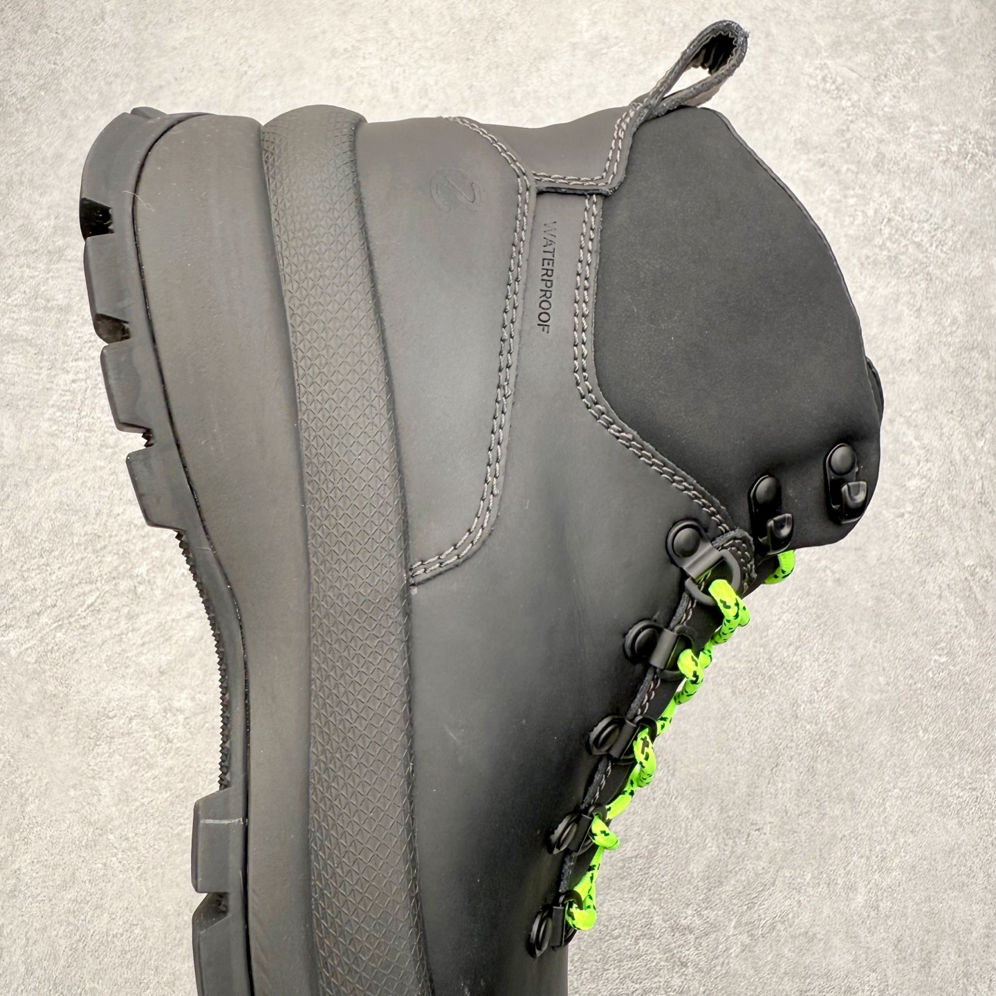 图片[6]-＃GD广顶 ecco爱步 踪迹30 牛皮 时尚百搭 高帮 生活休闲鞋马丁靴 独家注塑工艺 渠道原单 实体代购指定版本 真全头层牛皮 PK市面上任何版本 24小时现货供应 进口原料牛皮 莞产超级顶货 新配色陆续上架 产品只会越做越漂亮 鞋头采用原版一致工艺 又甩又用线条的效果目前这个技术市面上的任何版本都达不到这个效果 原版私模开发 细节一步到位不敢说百分百 保证有百分之98还原 慢工出细活 好的产品不怕晚 这次的开发针对艺术家 收藏家 高品质 的人群 水染粒面小牛皮材质 和针车间距都是极致还原 顶级头层的小牛皮 质感无敌 奢侈品的触感 搭配专柜最新全套包装 双种配件卡片 细节诠释 一件不落 不计成本的打磨产品的细节 再微小的细节也会还原 ECCO以三大核心特征为依托：北欧设计风格、鞋履制作、积极的生活方式。北欧设计风格：北欧设计特点是独特、有格调、实用和简约，并且品质优良。鞋履制作：ECCO钟爱鞋履制作以及一切与鞋履制作相关的事物。积极的生活方式：ECCO的创始人希望制作出的鞋履无需磨合，即可完美贴合脚型，帮助人们享受行走的乐趣。ECCO的成功源自其产品质量和创新的技术水平，恪守“鞋遵循双足”的设计理念，将的舒适度和风格融为一体。ECCO跑遍全世界寻找创新的原料。从制革制鞋一体化的设置，源头上控制皮革质量，确保对人体无害。尺码：38 39 40 41 42 43 44（皮鞋码）-选品中心