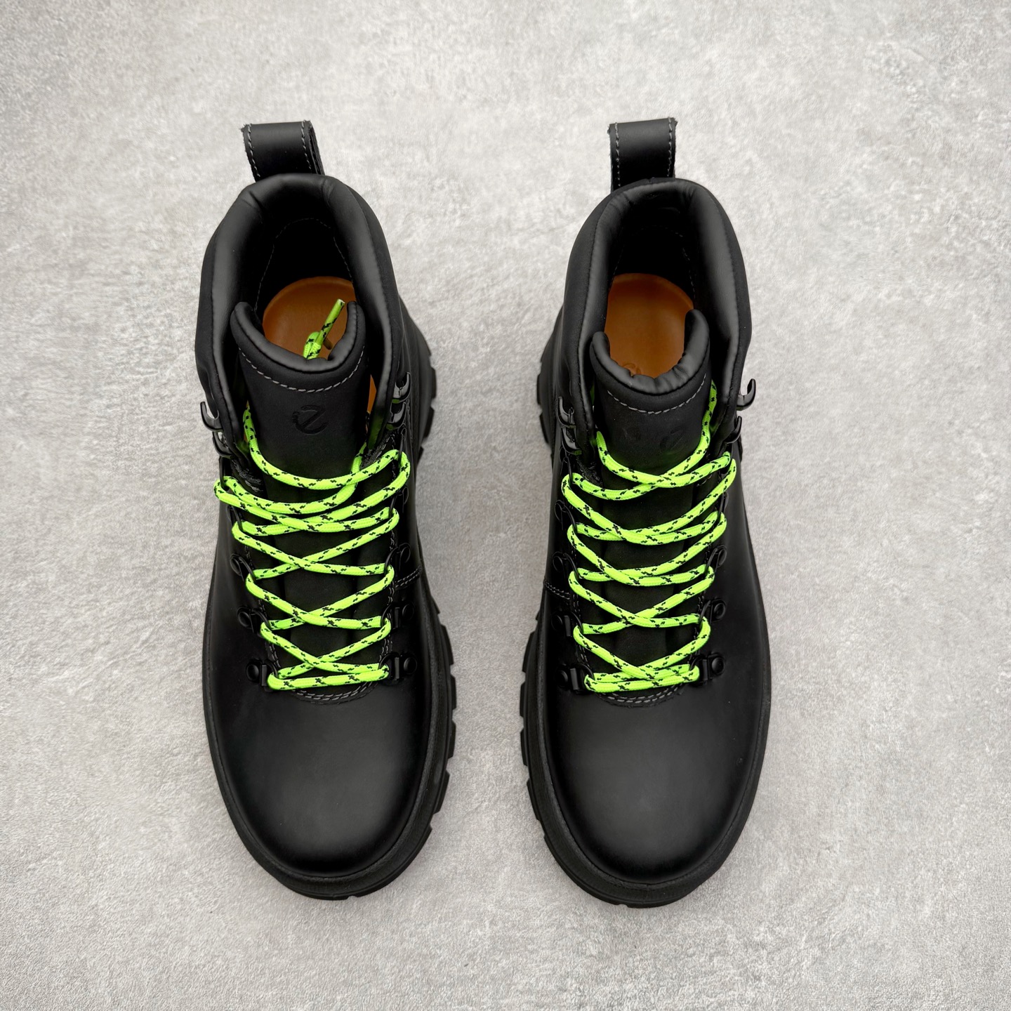 图片[2]-＃GD广顶 ecco爱步 踪迹30 牛皮 时尚百搭 高帮 生活休闲鞋马丁靴 独家注塑工艺 渠道原单 实体代购指定版本 真全头层牛皮 PK市面上任何版本 24小时现货供应 进口原料牛皮 莞产超级顶货 新配色陆续上架 产品只会越做越漂亮 鞋头采用原版一致工艺 又甩又用线条的效果目前这个技术市面上的任何版本都达不到这个效果 原版私模开发 细节一步到位不敢说百分百 保证有百分之98还原 慢工出细活 好的产品不怕晚 这次的开发针对艺术家 收藏家 高品质 的人群 水染粒面小牛皮材质 和针车间距都是极致还原 顶级头层的小牛皮 质感无敌 奢侈品的触感 搭配专柜最新全套包装 双种配件卡片 细节诠释 一件不落 不计成本的打磨产品的细节 再微小的细节也会还原 ECCO以三大核心特征为依托：北欧设计风格、鞋履制作、积极的生活方式。北欧设计风格：北欧设计特点是独特、有格调、实用和简约，并且品质优良。鞋履制作：ECCO钟爱鞋履制作以及一切与鞋履制作相关的事物。积极的生活方式：ECCO的创始人希望制作出的鞋履无需磨合，即可完美贴合脚型，帮助人们享受行走的乐趣。ECCO的成功源自其产品质量和创新的技术水平，恪守“鞋遵循双足”的设计理念，将的舒适度和风格融为一体。ECCO跑遍全世界寻找创新的原料。从制革制鞋一体化的设置，源头上控制皮革质量，确保对人体无害。尺码：38 39 40 41 42 43 44（皮鞋码）-选品中心