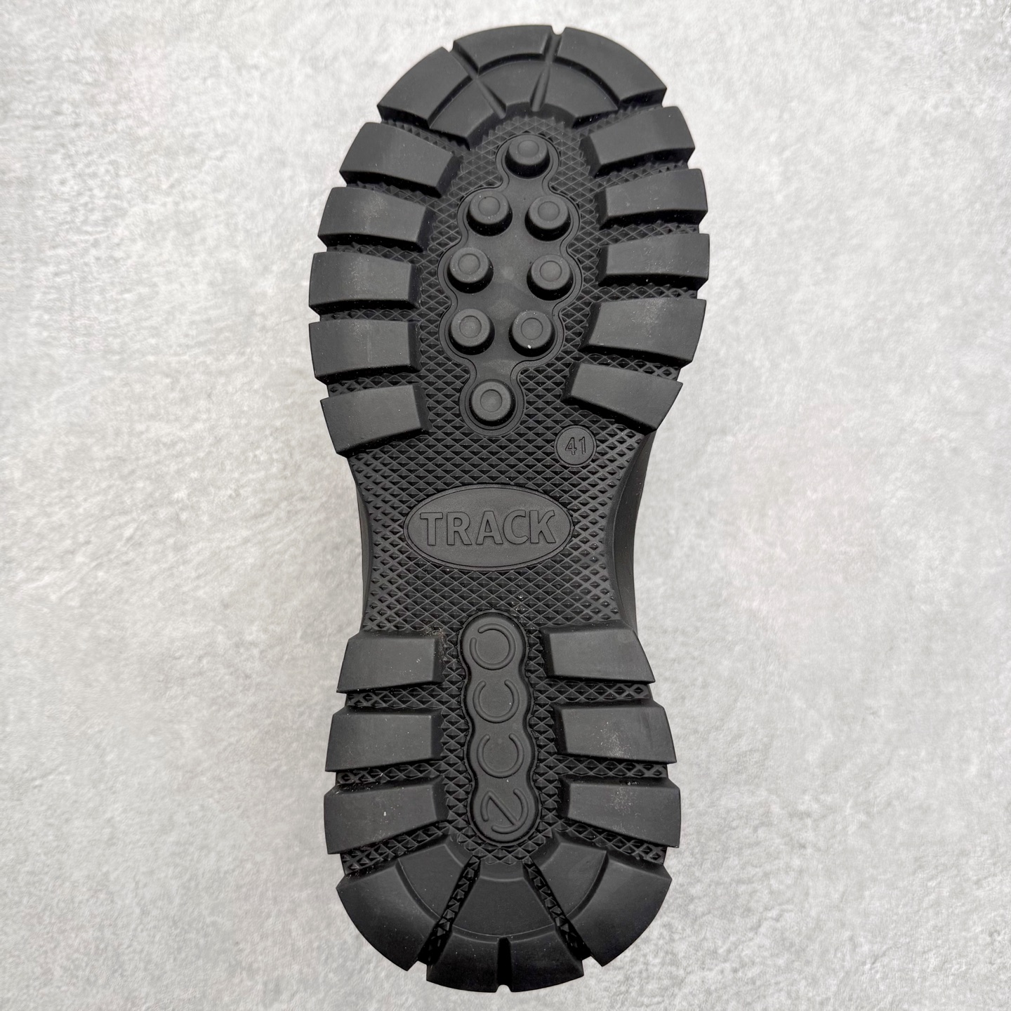 图片[9]-＃GD广顶 ecco爱步 踪迹30 牛皮 时尚百搭 高帮 生活休闲鞋马丁靴 独家注塑工艺 渠道原单 实体代购指定版本 真全头层牛皮 PK市面上任何版本 24小时现货供应 进口原料牛皮 莞产超级顶货 新配色陆续上架 产品只会越做越漂亮 鞋头采用原版一致工艺 又甩又用线条的效果目前这个技术市面上的任何版本都达不到这个效果 原版私模开发 细节一步到位不敢说百分百 保证有百分之98还原 慢工出细活 好的产品不怕晚 这次的开发针对艺术家 收藏家 高品质 的人群 水染粒面小牛皮材质 和针车间距都是极致还原 顶级头层的小牛皮 质感无敌 奢侈品的触感 搭配专柜最新全套包装 双种配件卡片 细节诠释 一件不落 不计成本的打磨产品的细节 再微小的细节也会还原 ECCO以三大核心特征为依托：北欧设计风格、鞋履制作、积极的生活方式。北欧设计风格：北欧设计特点是独特、有格调、实用和简约，并且品质优良。鞋履制作：ECCO钟爱鞋履制作以及一切与鞋履制作相关的事物。积极的生活方式：ECCO的创始人希望制作出的鞋履无需磨合，即可完美贴合脚型，帮助人们享受行走的乐趣。ECCO的成功源自其产品质量和创新的技术水平，恪守“鞋遵循双足”的设计理念，将的舒适度和风格融为一体。ECCO跑遍全世界寻找创新的原料。从制革制鞋一体化的设置，源头上控制皮革质量，确保对人体无害。尺码：38 39 40 41 42 43 44（皮鞋码）-选品中心