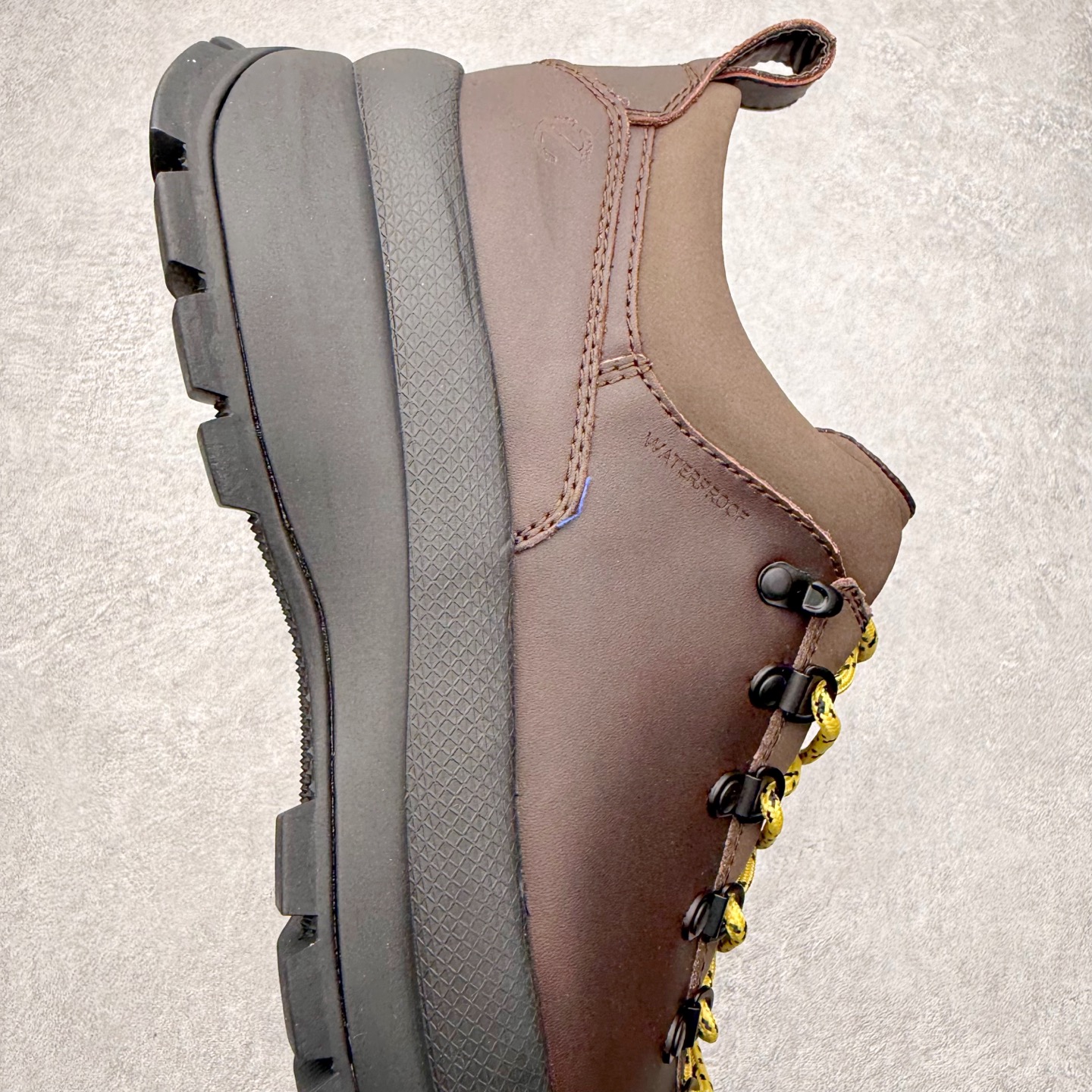 图片[6]-＃GD广顶 ecco爱步 踪迹30 牛皮 时尚百搭 低帮 生活休闲鞋 独家注塑工艺 渠道原单 实体代购指定版本 真全头层牛皮 PK市面上任何版本 24小时现货供应 进口原料牛皮 莞产超级顶货 新配色陆续上架 产品只会越做越漂亮 鞋头采用原版一致工艺 又甩又用线条的效果目前这个技术市面上的任何版本都达不到这个效果 原版私模开发 细节一步到位不敢说百分百 保证有百分之98还原 慢工出细活 好的产品不怕晚 这次的开发针对艺术家 收藏家 高品质 的人群 水染粒面小牛皮材质 和针车间距都是极致还原 顶级头层的小牛皮 质感无敌 奢侈品的触感 搭配专柜最新全套包装 双种配件卡片 细节诠释 一件不落 不计成本的打磨产品的细节 再微小的细节也会还原 ECCO以三大核心特征为依托：北欧设计风格、鞋履制作、积极的生活方式。北欧设计风格：北欧设计特点是独特、有格调、实用和简约，并且品质优良。鞋履制作：ECCO钟爱鞋履制作以及一切与鞋履制作相关的事物。积极的生活方式：ECCO的创始人希望制作出的鞋履无需磨合，即可完美贴合脚型，帮助人们享受行走的乐趣。ECCO的成功源自其产品质量和创新的技术水平，恪守“鞋遵循双足”的设计理念，将的舒适度和风格融为一体。ECCO跑遍全世界寻找创新的原料。从制革制鞋一体化的设置，源头上控制皮革质量，确保对人体无害。尺码：38 39 40 41 42 43 44（皮鞋码）-选品中心