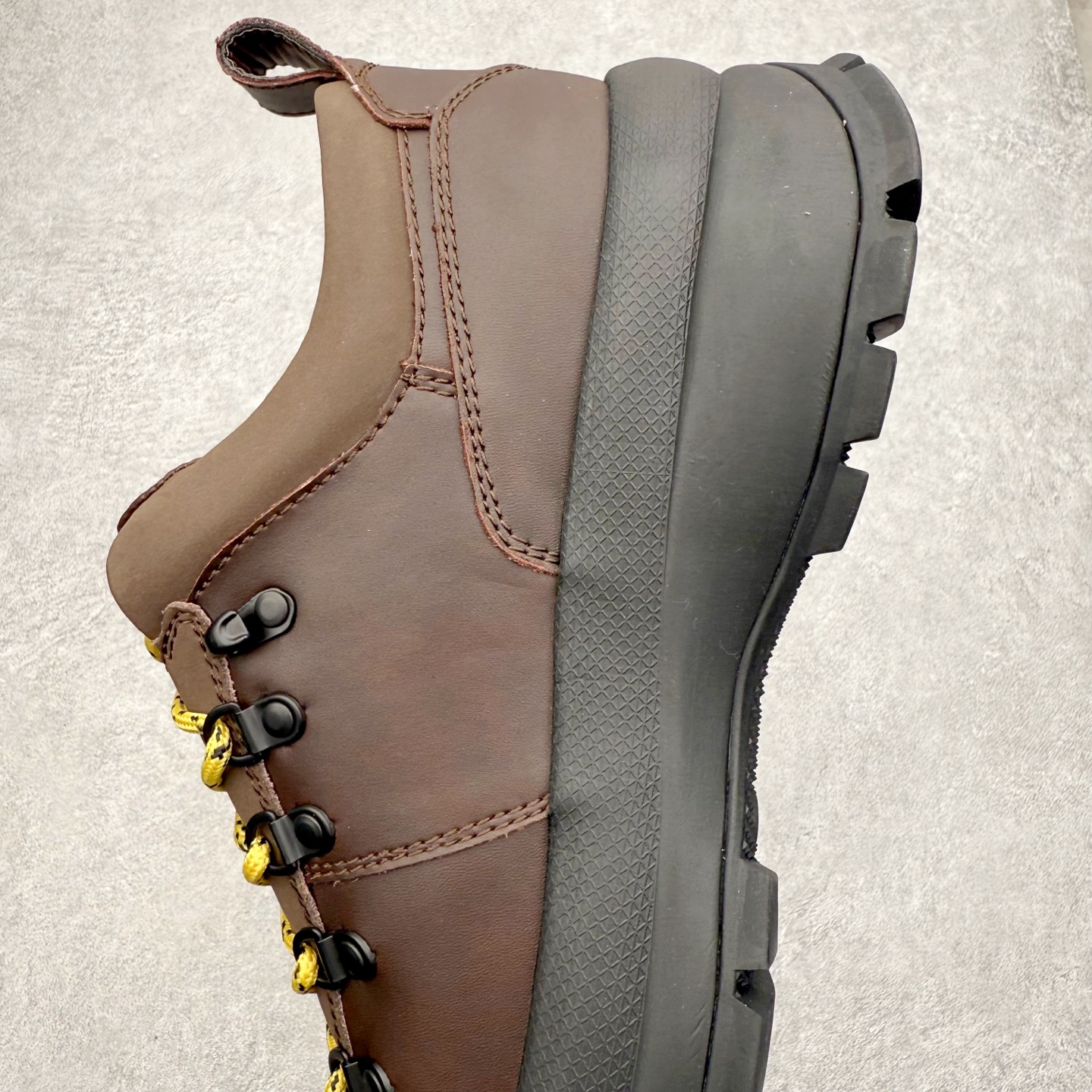 图片[7]-＃GD广顶 ecco爱步 踪迹30 牛皮 时尚百搭 低帮 生活休闲鞋 独家注塑工艺 渠道原单 实体代购指定版本 真全头层牛皮 PK市面上任何版本 24小时现货供应 进口原料牛皮 莞产超级顶货 新配色陆续上架 产品只会越做越漂亮 鞋头采用原版一致工艺 又甩又用线条的效果目前这个技术市面上的任何版本都达不到这个效果 原版私模开发 细节一步到位不敢说百分百 保证有百分之98还原 慢工出细活 好的产品不怕晚 这次的开发针对艺术家 收藏家 高品质 的人群 水染粒面小牛皮材质 和针车间距都是极致还原 顶级头层的小牛皮 质感无敌 奢侈品的触感 搭配专柜最新全套包装 双种配件卡片 细节诠释 一件不落 不计成本的打磨产品的细节 再微小的细节也会还原 ECCO以三大核心特征为依托：北欧设计风格、鞋履制作、积极的生活方式。北欧设计风格：北欧设计特点是独特、有格调、实用和简约，并且品质优良。鞋履制作：ECCO钟爱鞋履制作以及一切与鞋履制作相关的事物。积极的生活方式：ECCO的创始人希望制作出的鞋履无需磨合，即可完美贴合脚型，帮助人们享受行走的乐趣。ECCO的成功源自其产品质量和创新的技术水平，恪守“鞋遵循双足”的设计理念，将的舒适度和风格融为一体。ECCO跑遍全世界寻找创新的原料。从制革制鞋一体化的设置，源头上控制皮革质量，确保对人体无害。尺码：38 39 40 41 42 43 44（皮鞋码）-选品中心