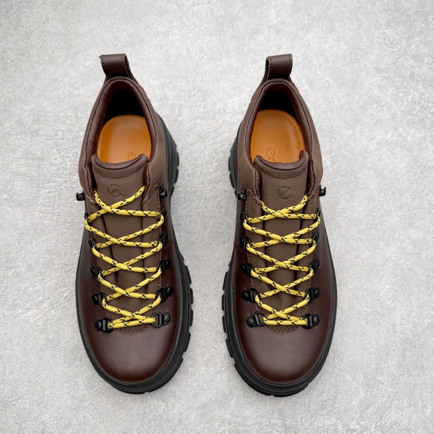 图片[2]-＃GD广顶 ecco爱步 踪迹30 牛皮 时尚百搭 低帮 生活休闲鞋 独家注塑工艺 渠道原单 实体代购指定版本 真全头层牛皮 PK市面上任何版本 24小时现货供应 进口原料牛皮 莞产超级顶货 新配色陆续上架 产品只会越做越漂亮 鞋头采用原版一致工艺 又甩又用线条的效果目前这个技术市面上的任何版本都达不到这个效果 原版私模开发 细节一步到位不敢说百分百 保证有百分之98还原 慢工出细活 好的产品不怕晚 这次的开发针对艺术家 收藏家 高品质 的人群 水染粒面小牛皮材质 和针车间距都是极致还原 顶级头层的小牛皮 质感无敌 奢侈品的触感 搭配专柜最新全套包装 双种配件卡片 细节诠释 一件不落 不计成本的打磨产品的细节 再微小的细节也会还原 ECCO以三大核心特征为依托：北欧设计风格、鞋履制作、积极的生活方式。北欧设计风格：北欧设计特点是独特、有格调、实用和简约，并且品质优良。鞋履制作：ECCO钟爱鞋履制作以及一切与鞋履制作相关的事物。积极的生活方式：ECCO的创始人希望制作出的鞋履无需磨合，即可完美贴合脚型，帮助人们享受行走的乐趣。ECCO的成功源自其产品质量和创新的技术水平，恪守“鞋遵循双足”的设计理念，将的舒适度和风格融为一体。ECCO跑遍全世界寻找创新的原料。从制革制鞋一体化的设置，源头上控制皮革质量，确保对人体无害。尺码：38 39 40 41 42 43 44（皮鞋码）-选品中心