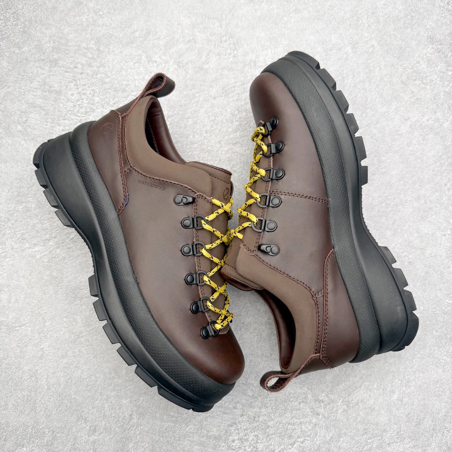 图片[3]-＃GD广顶 ecco爱步 踪迹30 牛皮 时尚百搭 低帮 生活休闲鞋 独家注塑工艺 渠道原单 实体代购指定版本 真全头层牛皮 PK市面上任何版本 24小时现货供应 进口原料牛皮 莞产超级顶货 新配色陆续上架 产品只会越做越漂亮 鞋头采用原版一致工艺 又甩又用线条的效果目前这个技术市面上的任何版本都达不到这个效果 原版私模开发 细节一步到位不敢说百分百 保证有百分之98还原 慢工出细活 好的产品不怕晚 这次的开发针对艺术家 收藏家 高品质 的人群 水染粒面小牛皮材质 和针车间距都是极致还原 顶级头层的小牛皮 质感无敌 奢侈品的触感 搭配专柜最新全套包装 双种配件卡片 细节诠释 一件不落 不计成本的打磨产品的细节 再微小的细节也会还原 ECCO以三大核心特征为依托：北欧设计风格、鞋履制作、积极的生活方式。北欧设计风格：北欧设计特点是独特、有格调、实用和简约，并且品质优良。鞋履制作：ECCO钟爱鞋履制作以及一切与鞋履制作相关的事物。积极的生活方式：ECCO的创始人希望制作出的鞋履无需磨合，即可完美贴合脚型，帮助人们享受行走的乐趣。ECCO的成功源自其产品质量和创新的技术水平，恪守“鞋遵循双足”的设计理念，将的舒适度和风格融为一体。ECCO跑遍全世界寻找创新的原料。从制革制鞋一体化的设置，源头上控制皮革质量，确保对人体无害。尺码：38 39 40 41 42 43 44（皮鞋码）-选品中心