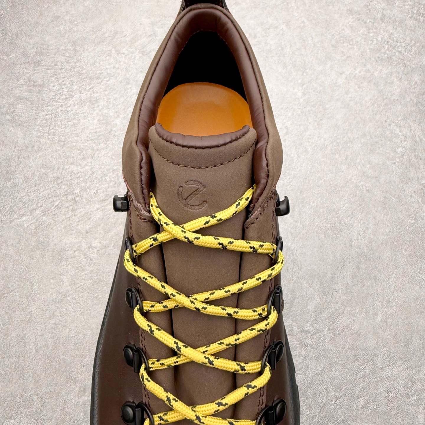 图片[5]-＃GD广顶 ecco爱步 踪迹30 牛皮 时尚百搭 低帮 生活休闲鞋 独家注塑工艺 渠道原单 实体代购指定版本 真全头层牛皮 PK市面上任何版本 24小时现货供应 进口原料牛皮 莞产超级顶货 新配色陆续上架 产品只会越做越漂亮 鞋头采用原版一致工艺 又甩又用线条的效果目前这个技术市面上的任何版本都达不到这个效果 原版私模开发 细节一步到位不敢说百分百 保证有百分之98还原 慢工出细活 好的产品不怕晚 这次的开发针对艺术家 收藏家 高品质 的人群 水染粒面小牛皮材质 和针车间距都是极致还原 顶级头层的小牛皮 质感无敌 奢侈品的触感 搭配专柜最新全套包装 双种配件卡片 细节诠释 一件不落 不计成本的打磨产品的细节 再微小的细节也会还原 ECCO以三大核心特征为依托：北欧设计风格、鞋履制作、积极的生活方式。北欧设计风格：北欧设计特点是独特、有格调、实用和简约，并且品质优良。鞋履制作：ECCO钟爱鞋履制作以及一切与鞋履制作相关的事物。积极的生活方式：ECCO的创始人希望制作出的鞋履无需磨合，即可完美贴合脚型，帮助人们享受行走的乐趣。ECCO的成功源自其产品质量和创新的技术水平，恪守“鞋遵循双足”的设计理念，将的舒适度和风格融为一体。ECCO跑遍全世界寻找创新的原料。从制革制鞋一体化的设置，源头上控制皮革质量，确保对人体无害。尺码：38 39 40 41 42 43 44（皮鞋码）-选品中心