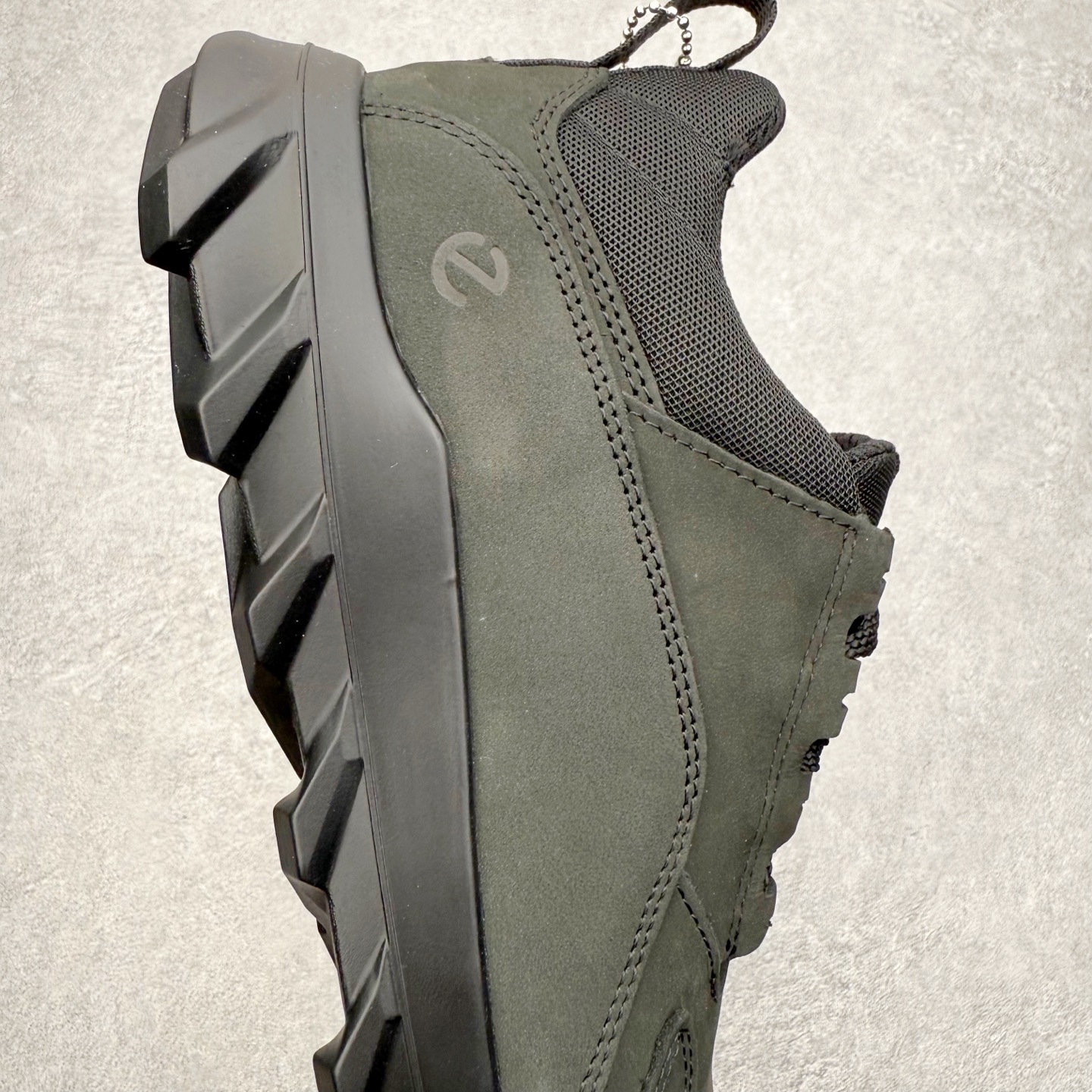 图片[6]-＃GD广顶 ecco爱步 驱动 牛皮革 圆头舒适系带 低帮 生活休闲鞋 独家注塑工艺 渠道原单 实体代购指定版本 真全头层牛皮 PK市面上任何版本 24小时现货供应 进口原料牛皮 莞产超级顶货 新配色陆续上架 产品只会越做越漂亮 鞋头采用原版一致工艺 又甩又用线条的效果目前这个技术市面上的任何版本都达不到这个效果 原版私模开发 细节一步到位不敢说百分百 保证有百分之98还原 慢工出细活 好的产品不怕晚 这次的开发针对艺术家 收藏家 高品质 的人群 水染粒面小牛皮材质 和针车间距都是极致还原 顶级头层的小牛皮 质感无敌 奢侈品的触感 搭配专柜最新全套包装 双种配件卡片 细节诠释 一件不落 不计成本的打磨产品的细节 再微小的细节也会还原 ECCO以三大核心特征为依托：北欧设计风格、鞋履制作、积极的生活方式。北欧设计风格：北欧设计特点是独特、有格调、实用和简约，并且品质优良。鞋履制作：ECCO钟爱鞋履制作以及一切与鞋履制作相关的事物。积极的生活方式：ECCO的创始人希望制作出的鞋履无需磨合，即可完美贴合脚型，帮助人们享受行走的乐趣。ECCO的成功源自其产品质量和创新的技术水平，恪守“鞋遵循双足”的设计理念，将的舒适度和风格融为一体。ECCO跑遍全世界寻找创新的原料。从制革制鞋一体化的设置，源头上控制皮革质量，确保对人体无害。尺码：38 39 40 41 42 43 44（皮鞋码）-选品中心