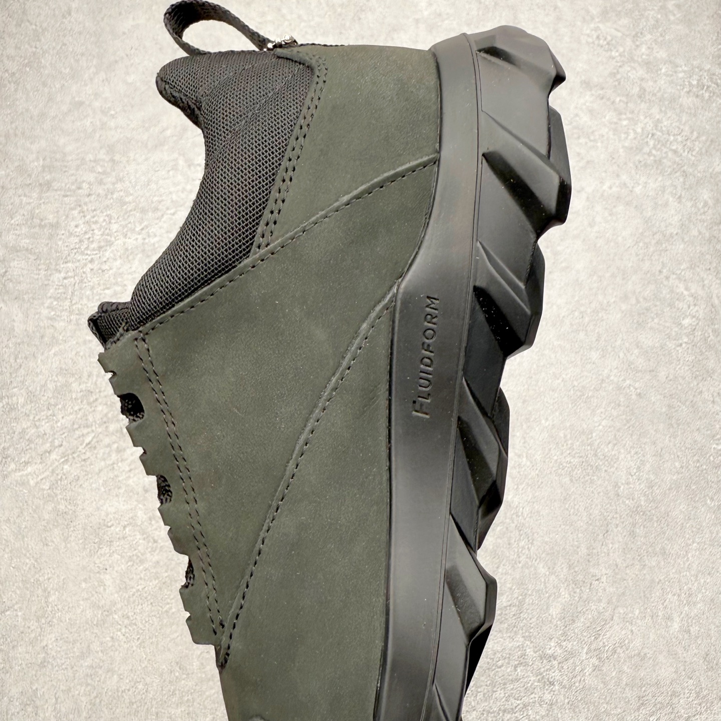 图片[7]-＃GD广顶 ecco爱步 驱动 牛皮革 圆头舒适系带 低帮 生活休闲鞋 独家注塑工艺 渠道原单 实体代购指定版本 真全头层牛皮 PK市面上任何版本 24小时现货供应 进口原料牛皮 莞产超级顶货 新配色陆续上架 产品只会越做越漂亮 鞋头采用原版一致工艺 又甩又用线条的效果目前这个技术市面上的任何版本都达不到这个效果 原版私模开发 细节一步到位不敢说百分百 保证有百分之98还原 慢工出细活 好的产品不怕晚 这次的开发针对艺术家 收藏家 高品质 的人群 水染粒面小牛皮材质 和针车间距都是极致还原 顶级头层的小牛皮 质感无敌 奢侈品的触感 搭配专柜最新全套包装 双种配件卡片 细节诠释 一件不落 不计成本的打磨产品的细节 再微小的细节也会还原 ECCO以三大核心特征为依托：北欧设计风格、鞋履制作、积极的生活方式。北欧设计风格：北欧设计特点是独特、有格调、实用和简约，并且品质优良。鞋履制作：ECCO钟爱鞋履制作以及一切与鞋履制作相关的事物。积极的生活方式：ECCO的创始人希望制作出的鞋履无需磨合，即可完美贴合脚型，帮助人们享受行走的乐趣。ECCO的成功源自其产品质量和创新的技术水平，恪守“鞋遵循双足”的设计理念，将的舒适度和风格融为一体。ECCO跑遍全世界寻找创新的原料。从制革制鞋一体化的设置，源头上控制皮革质量，确保对人体无害。尺码：38 39 40 41 42 43 44（皮鞋码）-选品中心