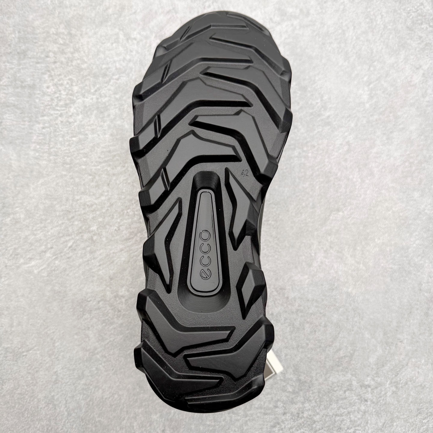 图片[9]-＃GD广顶 ecco爱步 驱动 牛皮革 圆头舒适系带 低帮 生活休闲鞋 独家注塑工艺 渠道原单 实体代购指定版本 真全头层牛皮 PK市面上任何版本 24小时现货供应 进口原料牛皮 莞产超级顶货 新配色陆续上架 产品只会越做越漂亮 鞋头采用原版一致工艺 又甩又用线条的效果目前这个技术市面上的任何版本都达不到这个效果 原版私模开发 细节一步到位不敢说百分百 保证有百分之98还原 慢工出细活 好的产品不怕晚 这次的开发针对艺术家 收藏家 高品质 的人群 水染粒面小牛皮材质 和针车间距都是极致还原 顶级头层的小牛皮 质感无敌 奢侈品的触感 搭配专柜最新全套包装 双种配件卡片 细节诠释 一件不落 不计成本的打磨产品的细节 再微小的细节也会还原 ECCO以三大核心特征为依托：北欧设计风格、鞋履制作、积极的生活方式。北欧设计风格：北欧设计特点是独特、有格调、实用和简约，并且品质优良。鞋履制作：ECCO钟爱鞋履制作以及一切与鞋履制作相关的事物。积极的生活方式：ECCO的创始人希望制作出的鞋履无需磨合，即可完美贴合脚型，帮助人们享受行走的乐趣。ECCO的成功源自其产品质量和创新的技术水平，恪守“鞋遵循双足”的设计理念，将的舒适度和风格融为一体。ECCO跑遍全世界寻找创新的原料。从制革制鞋一体化的设置，源头上控制皮革质量，确保对人体无害。尺码：38 39 40 41 42 43 44（皮鞋码）-选品中心