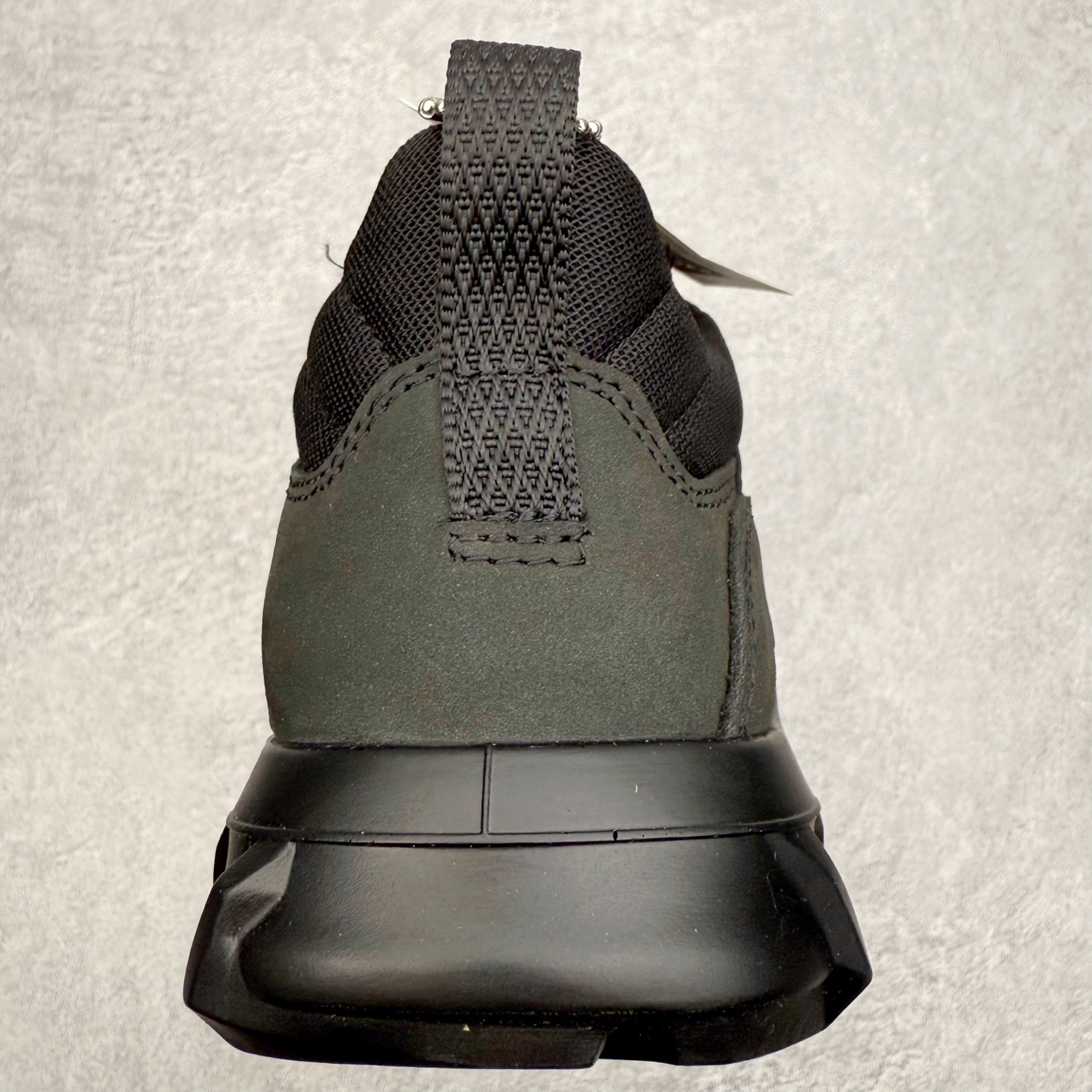 图片[8]-＃GD广顶 ecco爱步 驱动 牛皮革 圆头舒适系带 低帮 生活休闲鞋 独家注塑工艺 渠道原单 实体代购指定版本 真全头层牛皮 PK市面上任何版本 24小时现货供应 进口原料牛皮 莞产超级顶货 新配色陆续上架 产品只会越做越漂亮 鞋头采用原版一致工艺 又甩又用线条的效果目前这个技术市面上的任何版本都达不到这个效果 原版私模开发 细节一步到位不敢说百分百 保证有百分之98还原 慢工出细活 好的产品不怕晚 这次的开发针对艺术家 收藏家 高品质 的人群 水染粒面小牛皮材质 和针车间距都是极致还原 顶级头层的小牛皮 质感无敌 奢侈品的触感 搭配专柜最新全套包装 双种配件卡片 细节诠释 一件不落 不计成本的打磨产品的细节 再微小的细节也会还原 ECCO以三大核心特征为依托：北欧设计风格、鞋履制作、积极的生活方式。北欧设计风格：北欧设计特点是独特、有格调、实用和简约，并且品质优良。鞋履制作：ECCO钟爱鞋履制作以及一切与鞋履制作相关的事物。积极的生活方式：ECCO的创始人希望制作出的鞋履无需磨合，即可完美贴合脚型，帮助人们享受行走的乐趣。ECCO的成功源自其产品质量和创新的技术水平，恪守“鞋遵循双足”的设计理念，将的舒适度和风格融为一体。ECCO跑遍全世界寻找创新的原料。从制革制鞋一体化的设置，源头上控制皮革质量，确保对人体无害。尺码：38 39 40 41 42 43 44（皮鞋码）-选品中心