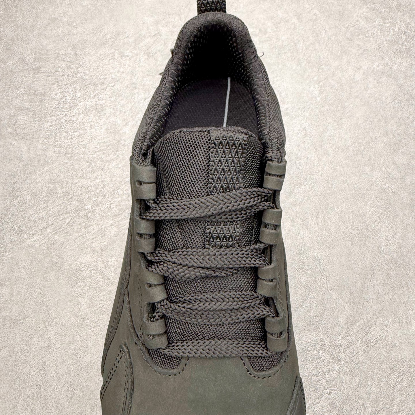 图片[5]-＃GD广顶 ecco爱步 驱动 牛皮革 圆头舒适系带 低帮 生活休闲鞋 独家注塑工艺 渠道原单 实体代购指定版本 真全头层牛皮 PK市面上任何版本 24小时现货供应 进口原料牛皮 莞产超级顶货 新配色陆续上架 产品只会越做越漂亮 鞋头采用原版一致工艺 又甩又用线条的效果目前这个技术市面上的任何版本都达不到这个效果 原版私模开发 细节一步到位不敢说百分百 保证有百分之98还原 慢工出细活 好的产品不怕晚 这次的开发针对艺术家 收藏家 高品质 的人群 水染粒面小牛皮材质 和针车间距都是极致还原 顶级头层的小牛皮 质感无敌 奢侈品的触感 搭配专柜最新全套包装 双种配件卡片 细节诠释 一件不落 不计成本的打磨产品的细节 再微小的细节也会还原 ECCO以三大核心特征为依托：北欧设计风格、鞋履制作、积极的生活方式。北欧设计风格：北欧设计特点是独特、有格调、实用和简约，并且品质优良。鞋履制作：ECCO钟爱鞋履制作以及一切与鞋履制作相关的事物。积极的生活方式：ECCO的创始人希望制作出的鞋履无需磨合，即可完美贴合脚型，帮助人们享受行走的乐趣。ECCO的成功源自其产品质量和创新的技术水平，恪守“鞋遵循双足”的设计理念，将的舒适度和风格融为一体。ECCO跑遍全世界寻找创新的原料。从制革制鞋一体化的设置，源头上控制皮革质量，确保对人体无害。尺码：38 39 40 41 42 43 44（皮鞋码）-选品中心