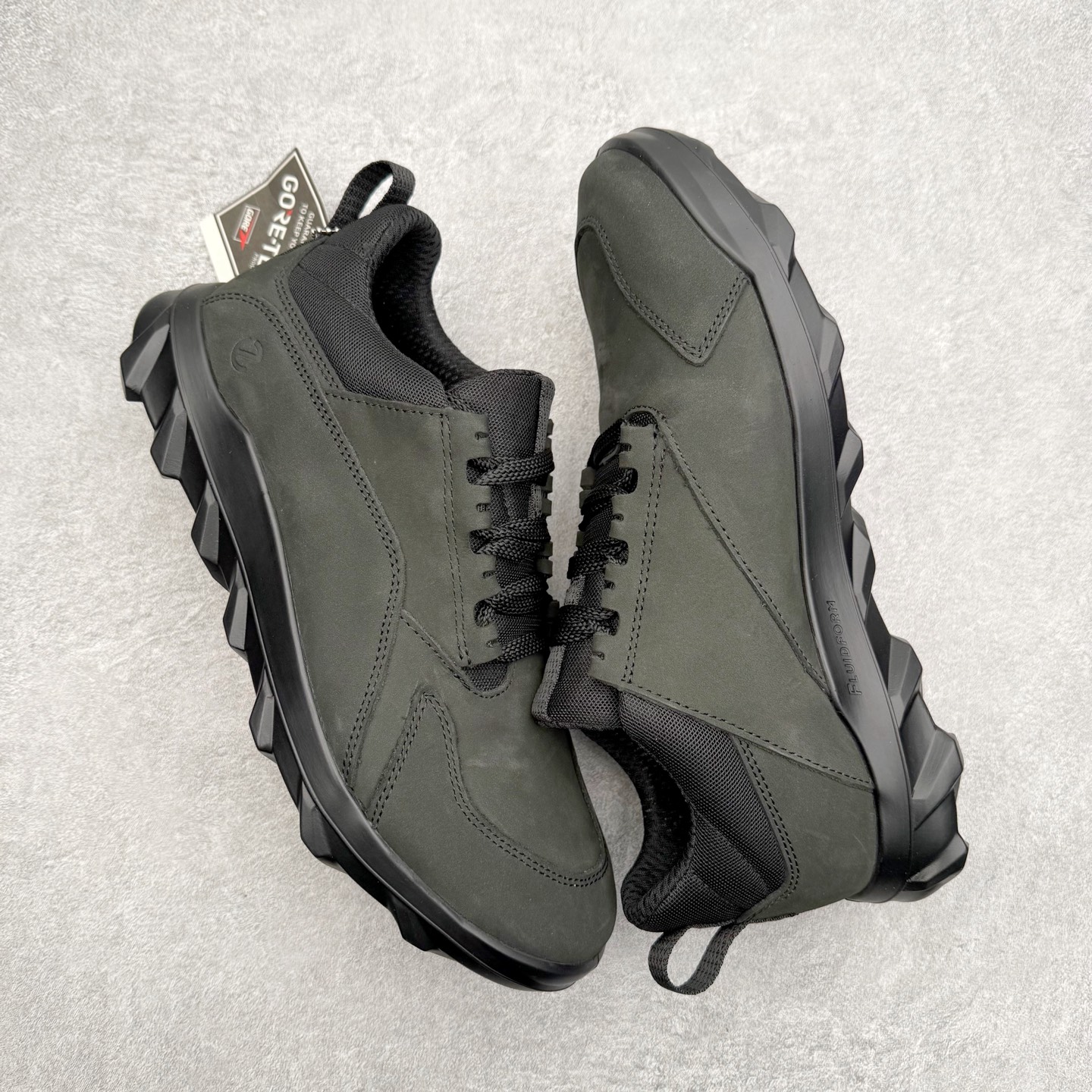 图片[3]-＃GD广顶 ecco爱步 驱动 牛皮革 圆头舒适系带 低帮 生活休闲鞋 独家注塑工艺 渠道原单 实体代购指定版本 真全头层牛皮 PK市面上任何版本 24小时现货供应 进口原料牛皮 莞产超级顶货 新配色陆续上架 产品只会越做越漂亮 鞋头采用原版一致工艺 又甩又用线条的效果目前这个技术市面上的任何版本都达不到这个效果 原版私模开发 细节一步到位不敢说百分百 保证有百分之98还原 慢工出细活 好的产品不怕晚 这次的开发针对艺术家 收藏家 高品质 的人群 水染粒面小牛皮材质 和针车间距都是极致还原 顶级头层的小牛皮 质感无敌 奢侈品的触感 搭配专柜最新全套包装 双种配件卡片 细节诠释 一件不落 不计成本的打磨产品的细节 再微小的细节也会还原 ECCO以三大核心特征为依托：北欧设计风格、鞋履制作、积极的生活方式。北欧设计风格：北欧设计特点是独特、有格调、实用和简约，并且品质优良。鞋履制作：ECCO钟爱鞋履制作以及一切与鞋履制作相关的事物。积极的生活方式：ECCO的创始人希望制作出的鞋履无需磨合，即可完美贴合脚型，帮助人们享受行走的乐趣。ECCO的成功源自其产品质量和创新的技术水平，恪守“鞋遵循双足”的设计理念，将的舒适度和风格融为一体。ECCO跑遍全世界寻找创新的原料。从制革制鞋一体化的设置，源头上控制皮革质量，确保对人体无害。尺码：38 39 40 41 42 43 44（皮鞋码）-选品中心