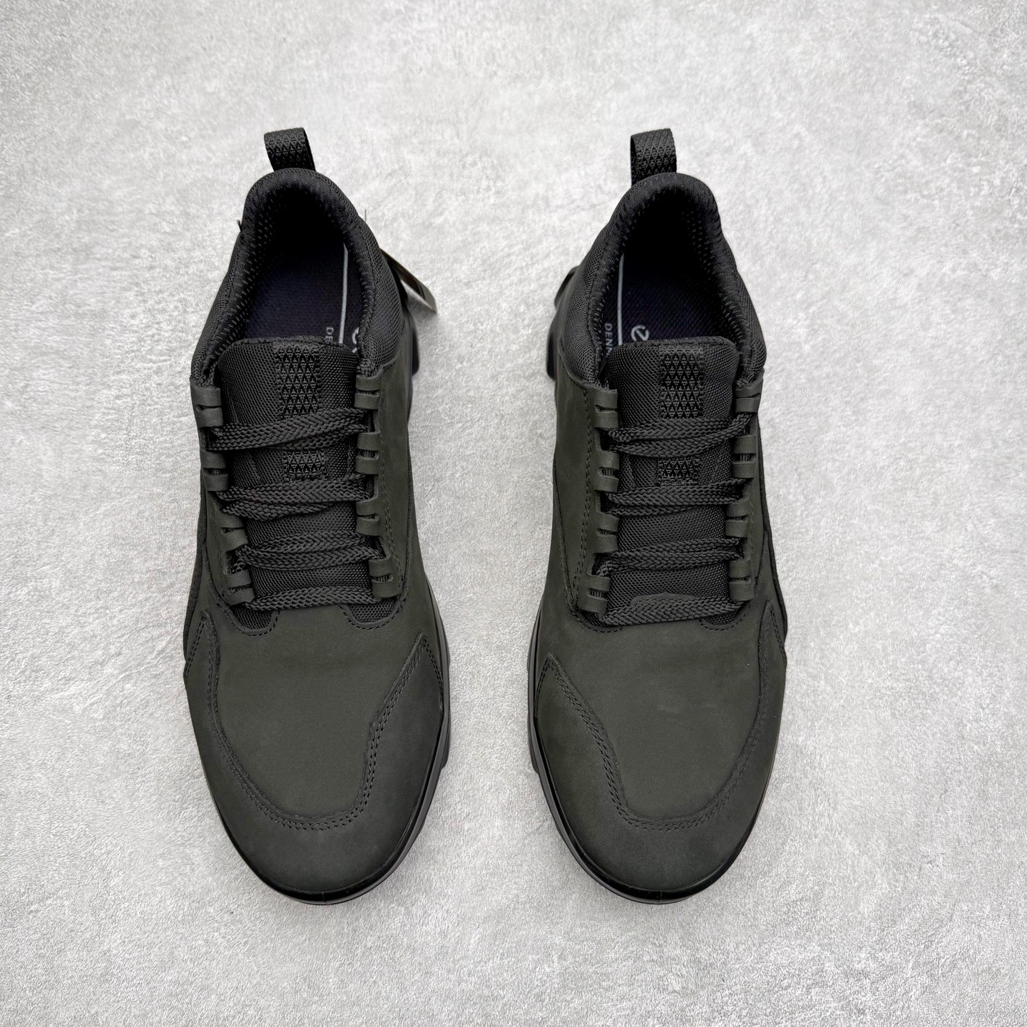 图片[2]-＃GD广顶 ecco爱步 驱动 牛皮革 圆头舒适系带 低帮 生活休闲鞋 独家注塑工艺 渠道原单 实体代购指定版本 真全头层牛皮 PK市面上任何版本 24小时现货供应 进口原料牛皮 莞产超级顶货 新配色陆续上架 产品只会越做越漂亮 鞋头采用原版一致工艺 又甩又用线条的效果目前这个技术市面上的任何版本都达不到这个效果 原版私模开发 细节一步到位不敢说百分百 保证有百分之98还原 慢工出细活 好的产品不怕晚 这次的开发针对艺术家 收藏家 高品质 的人群 水染粒面小牛皮材质 和针车间距都是极致还原 顶级头层的小牛皮 质感无敌 奢侈品的触感 搭配专柜最新全套包装 双种配件卡片 细节诠释 一件不落 不计成本的打磨产品的细节 再微小的细节也会还原 ECCO以三大核心特征为依托：北欧设计风格、鞋履制作、积极的生活方式。北欧设计风格：北欧设计特点是独特、有格调、实用和简约，并且品质优良。鞋履制作：ECCO钟爱鞋履制作以及一切与鞋履制作相关的事物。积极的生活方式：ECCO的创始人希望制作出的鞋履无需磨合，即可完美贴合脚型，帮助人们享受行走的乐趣。ECCO的成功源自其产品质量和创新的技术水平，恪守“鞋遵循双足”的设计理念，将的舒适度和风格融为一体。ECCO跑遍全世界寻找创新的原料。从制革制鞋一体化的设置，源头上控制皮革质量，确保对人体无害。尺码：38 39 40 41 42 43 44（皮鞋码）-选品中心