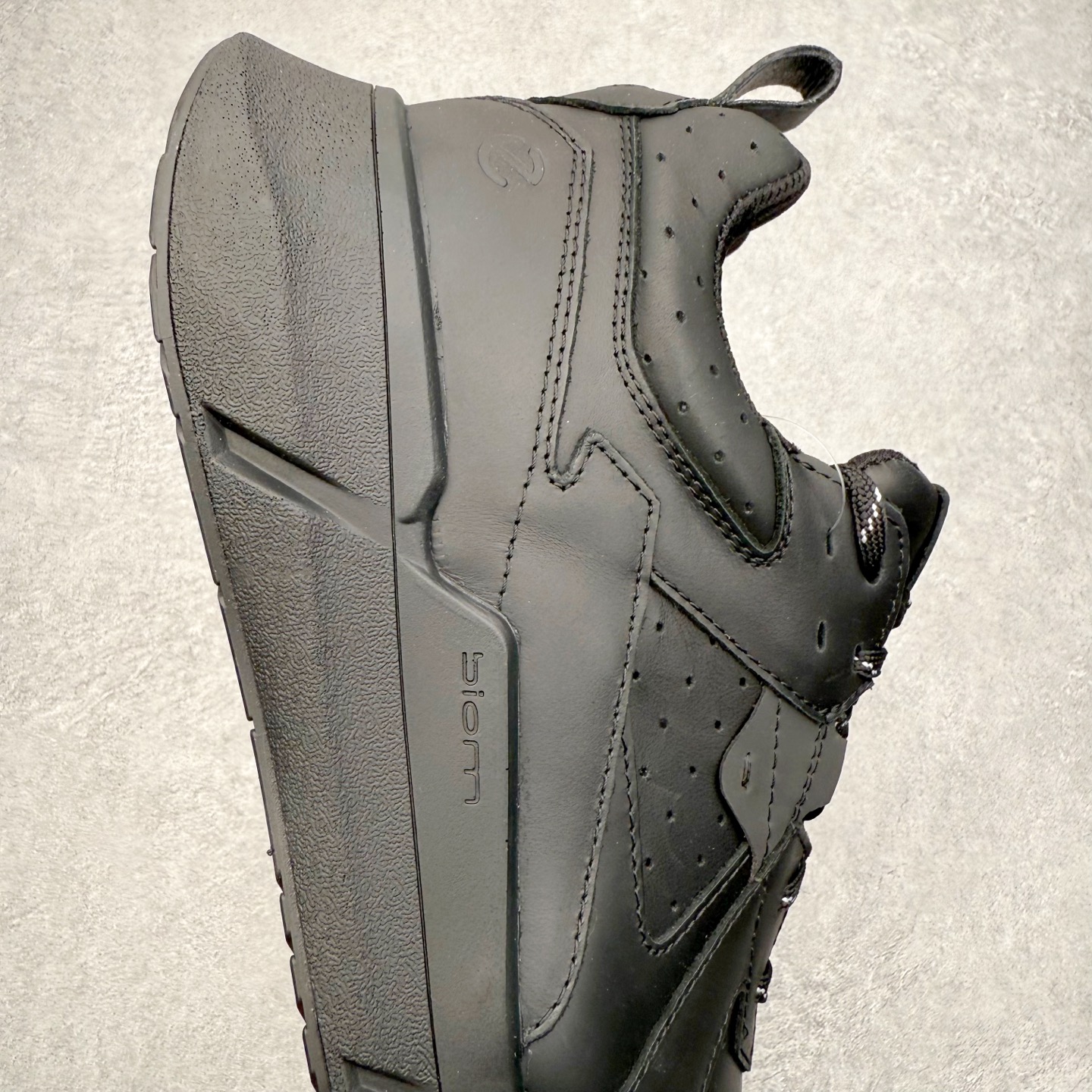 图片[5]-＃GD广顶 ecco爱步 Biom 2.2 牛皮 慢跑 圆头时尚百搭 牛皮 橡胶底 低帮 生活休闲鞋 独家注塑工艺 渠道原单 实体代购指定版本 真全头层牛皮 PK市面上任何版本 24小时现货供应 进口原料牛皮 莞产超级顶货 新配色陆续上架 产品只会越做越漂亮 鞋头采用原版一致工艺 又甩又用线条的效果目前这个技术市面上的任何版本都达不到这个效果 原版私模开发 细节一步到位不敢说百分百 保证有百分之98还原 慢工出细活 好的产品不怕晚 这次的开发针对艺术家 收藏家 高品质 的人群 水染粒面小牛皮材质 和针车间距都是极致还原 顶级头层的小牛皮 质感无敌 奢侈品的触感 搭配专柜最新全套包装 双种配件卡片 细节诠释 一件不落 不计成本的打磨产品的细节 再微小的细节也会还原 ECCO以三大核心特征为依托：北欧设计风格、鞋履制作、积极的生活方式。北欧设计风格：北欧设计特点是独特、有格调、实用和简约，并且品质优良。鞋履制作：ECCO钟爱鞋履制作以及一切与鞋履制作相关的事物。积极的生活方式：ECCO的创始人希望制作出的鞋履无需磨合，即可完美贴合脚型，帮助人们享受行走的乐趣。ECCO的成功源自其产品质量和创新的技术水平，恪守“鞋遵循双足”的设计理念，将的舒适度和风格融为一体。ECCO跑遍全世界寻找创新的原料。从制革制鞋一体化的设置，源头上控制皮革质量，确保对人体无害。尺码：38 39 40 41 42 43 44（皮鞋码）-选品中心