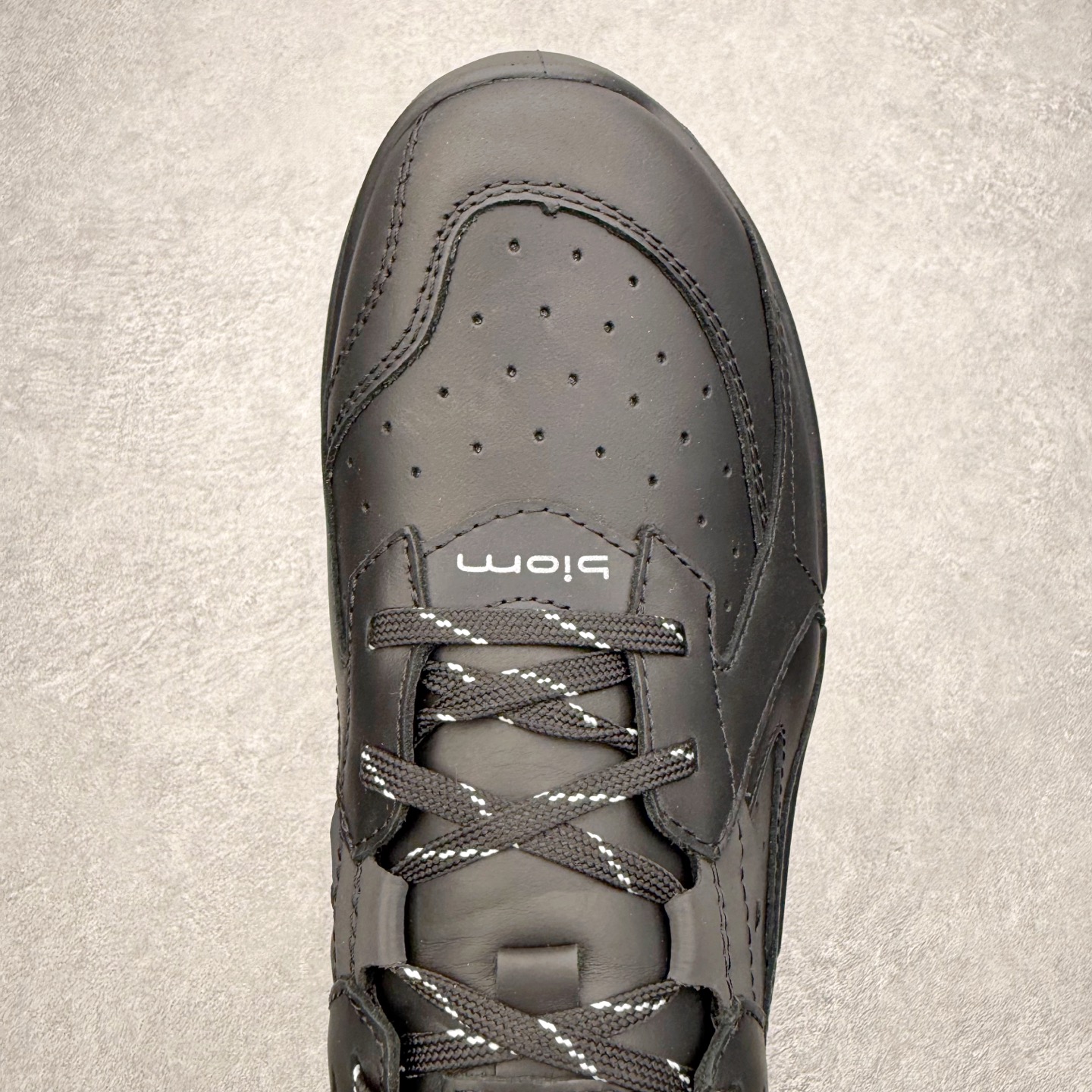 图片[3]-＃GD广顶 ecco爱步 Biom 2.2 牛皮 慢跑 圆头时尚百搭 牛皮 橡胶底 低帮 生活休闲鞋 独家注塑工艺 渠道原单 实体代购指定版本 真全头层牛皮 PK市面上任何版本 24小时现货供应 进口原料牛皮 莞产超级顶货 新配色陆续上架 产品只会越做越漂亮 鞋头采用原版一致工艺 又甩又用线条的效果目前这个技术市面上的任何版本都达不到这个效果 原版私模开发 细节一步到位不敢说百分百 保证有百分之98还原 慢工出细活 好的产品不怕晚 这次的开发针对艺术家 收藏家 高品质 的人群 水染粒面小牛皮材质 和针车间距都是极致还原 顶级头层的小牛皮 质感无敌 奢侈品的触感 搭配专柜最新全套包装 双种配件卡片 细节诠释 一件不落 不计成本的打磨产品的细节 再微小的细节也会还原 ECCO以三大核心特征为依托：北欧设计风格、鞋履制作、积极的生活方式。北欧设计风格：北欧设计特点是独特、有格调、实用和简约，并且品质优良。鞋履制作：ECCO钟爱鞋履制作以及一切与鞋履制作相关的事物。积极的生活方式：ECCO的创始人希望制作出的鞋履无需磨合，即可完美贴合脚型，帮助人们享受行走的乐趣。ECCO的成功源自其产品质量和创新的技术水平，恪守“鞋遵循双足”的设计理念，将的舒适度和风格融为一体。ECCO跑遍全世界寻找创新的原料。从制革制鞋一体化的设置，源头上控制皮革质量，确保对人体无害。尺码：38 39 40 41 42 43 44（皮鞋码）-选品中心