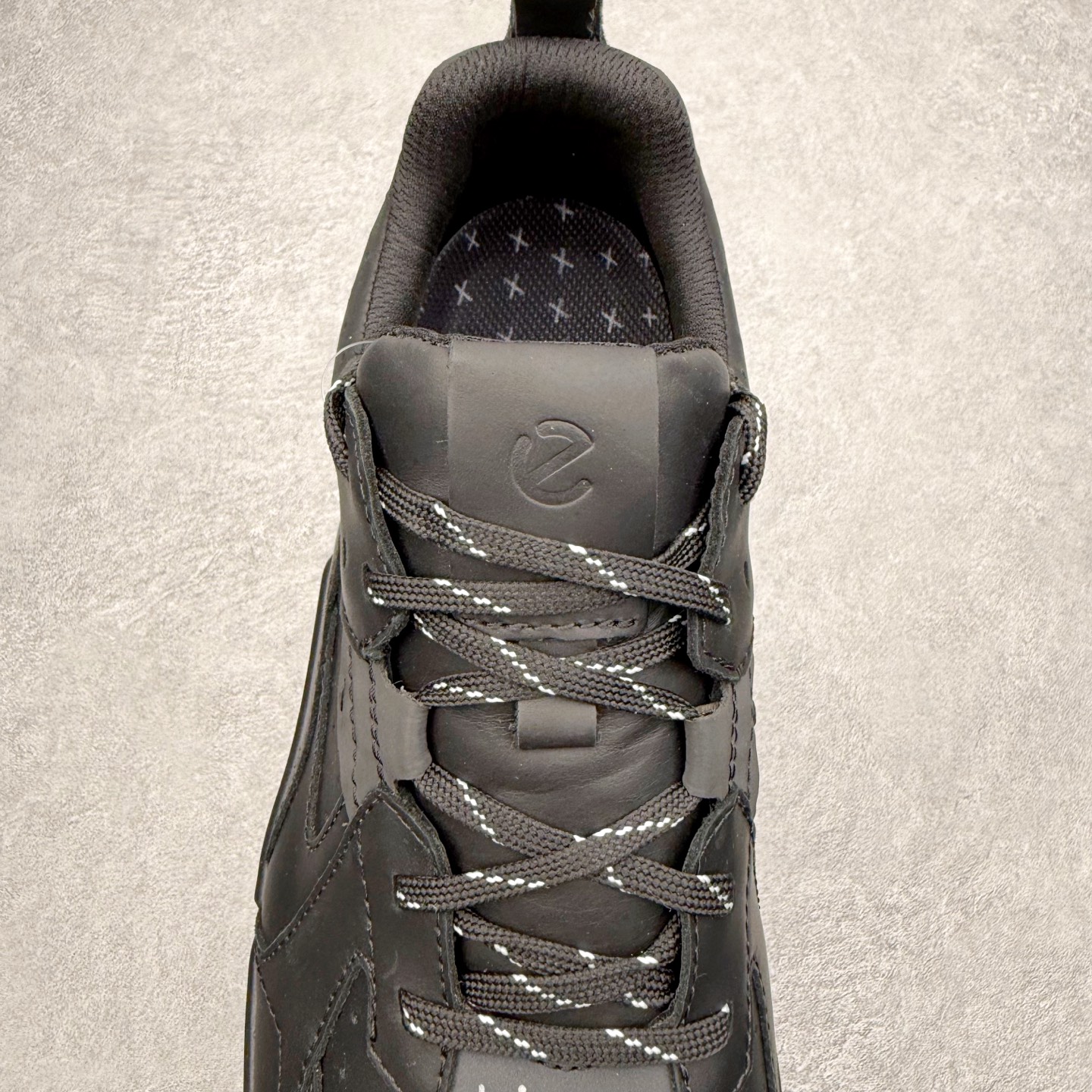 图片[4]-＃GD广顶 ecco爱步 Biom 2.2 牛皮 慢跑 圆头时尚百搭 牛皮 橡胶底 低帮 生活休闲鞋 独家注塑工艺 渠道原单 实体代购指定版本 真全头层牛皮 PK市面上任何版本 24小时现货供应 进口原料牛皮 莞产超级顶货 新配色陆续上架 产品只会越做越漂亮 鞋头采用原版一致工艺 又甩又用线条的效果目前这个技术市面上的任何版本都达不到这个效果 原版私模开发 细节一步到位不敢说百分百 保证有百分之98还原 慢工出细活 好的产品不怕晚 这次的开发针对艺术家 收藏家 高品质 的人群 水染粒面小牛皮材质 和针车间距都是极致还原 顶级头层的小牛皮 质感无敌 奢侈品的触感 搭配专柜最新全套包装 双种配件卡片 细节诠释 一件不落 不计成本的打磨产品的细节 再微小的细节也会还原 ECCO以三大核心特征为依托：北欧设计风格、鞋履制作、积极的生活方式。北欧设计风格：北欧设计特点是独特、有格调、实用和简约，并且品质优良。鞋履制作：ECCO钟爱鞋履制作以及一切与鞋履制作相关的事物。积极的生活方式：ECCO的创始人希望制作出的鞋履无需磨合，即可完美贴合脚型，帮助人们享受行走的乐趣。ECCO的成功源自其产品质量和创新的技术水平，恪守“鞋遵循双足”的设计理念，将的舒适度和风格融为一体。ECCO跑遍全世界寻找创新的原料。从制革制鞋一体化的设置，源头上控制皮革质量，确保对人体无害。尺码：38 39 40 41 42 43 44（皮鞋码）-选品中心