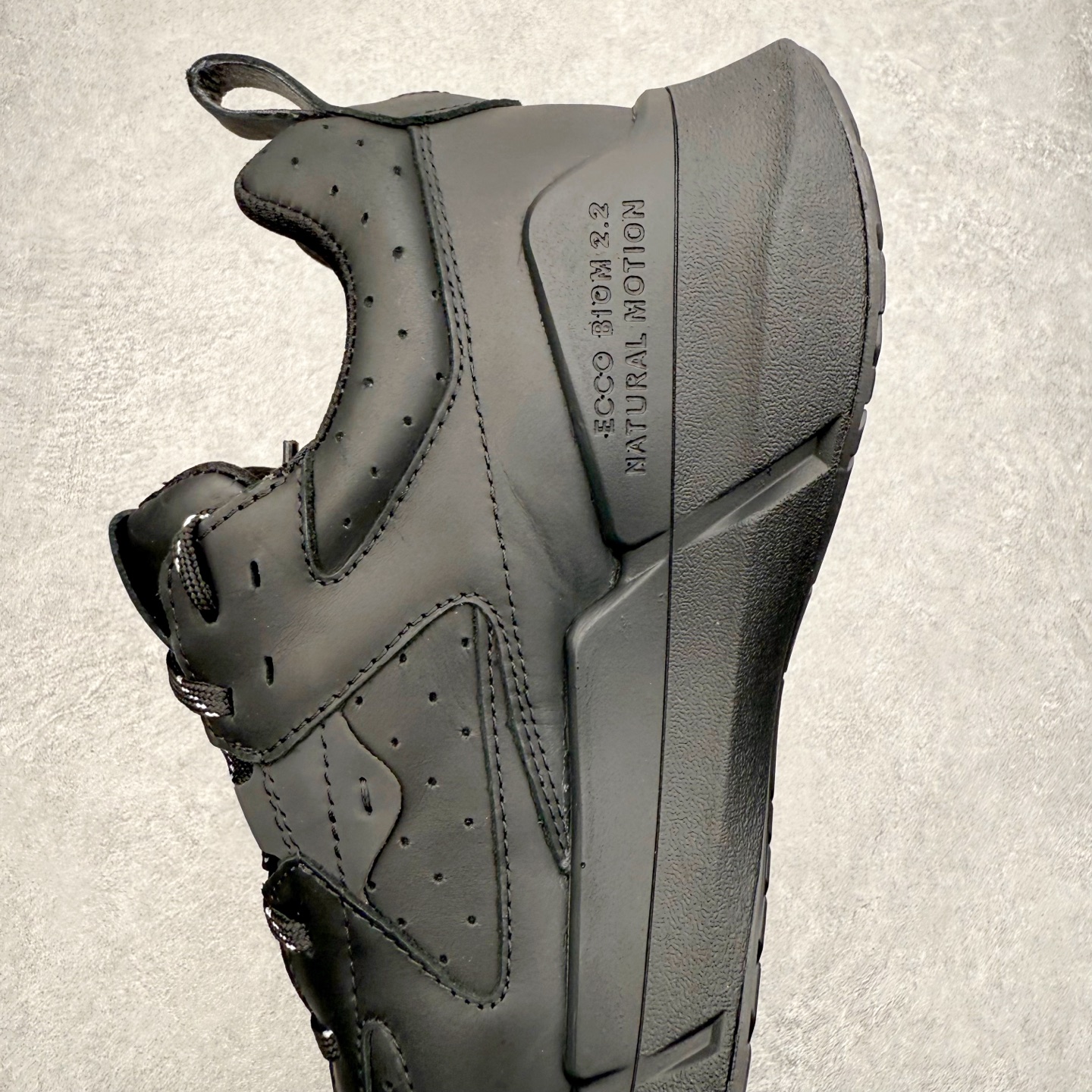 图片[6]-＃GD广顶 ecco爱步 Biom 2.2 牛皮 慢跑 圆头时尚百搭 牛皮 橡胶底 低帮 生活休闲鞋 独家注塑工艺 渠道原单 实体代购指定版本 真全头层牛皮 PK市面上任何版本 24小时现货供应 进口原料牛皮 莞产超级顶货 新配色陆续上架 产品只会越做越漂亮 鞋头采用原版一致工艺 又甩又用线条的效果目前这个技术市面上的任何版本都达不到这个效果 原版私模开发 细节一步到位不敢说百分百 保证有百分之98还原 慢工出细活 好的产品不怕晚 这次的开发针对艺术家 收藏家 高品质 的人群 水染粒面小牛皮材质 和针车间距都是极致还原 顶级头层的小牛皮 质感无敌 奢侈品的触感 搭配专柜最新全套包装 双种配件卡片 细节诠释 一件不落 不计成本的打磨产品的细节 再微小的细节也会还原 ECCO以三大核心特征为依托：北欧设计风格、鞋履制作、积极的生活方式。北欧设计风格：北欧设计特点是独特、有格调、实用和简约，并且品质优良。鞋履制作：ECCO钟爱鞋履制作以及一切与鞋履制作相关的事物。积极的生活方式：ECCO的创始人希望制作出的鞋履无需磨合，即可完美贴合脚型，帮助人们享受行走的乐趣。ECCO的成功源自其产品质量和创新的技术水平，恪守“鞋遵循双足”的设计理念，将的舒适度和风格融为一体。ECCO跑遍全世界寻找创新的原料。从制革制鞋一体化的设置，源头上控制皮革质量，确保对人体无害。尺码：38 39 40 41 42 43 44（皮鞋码）-选品中心