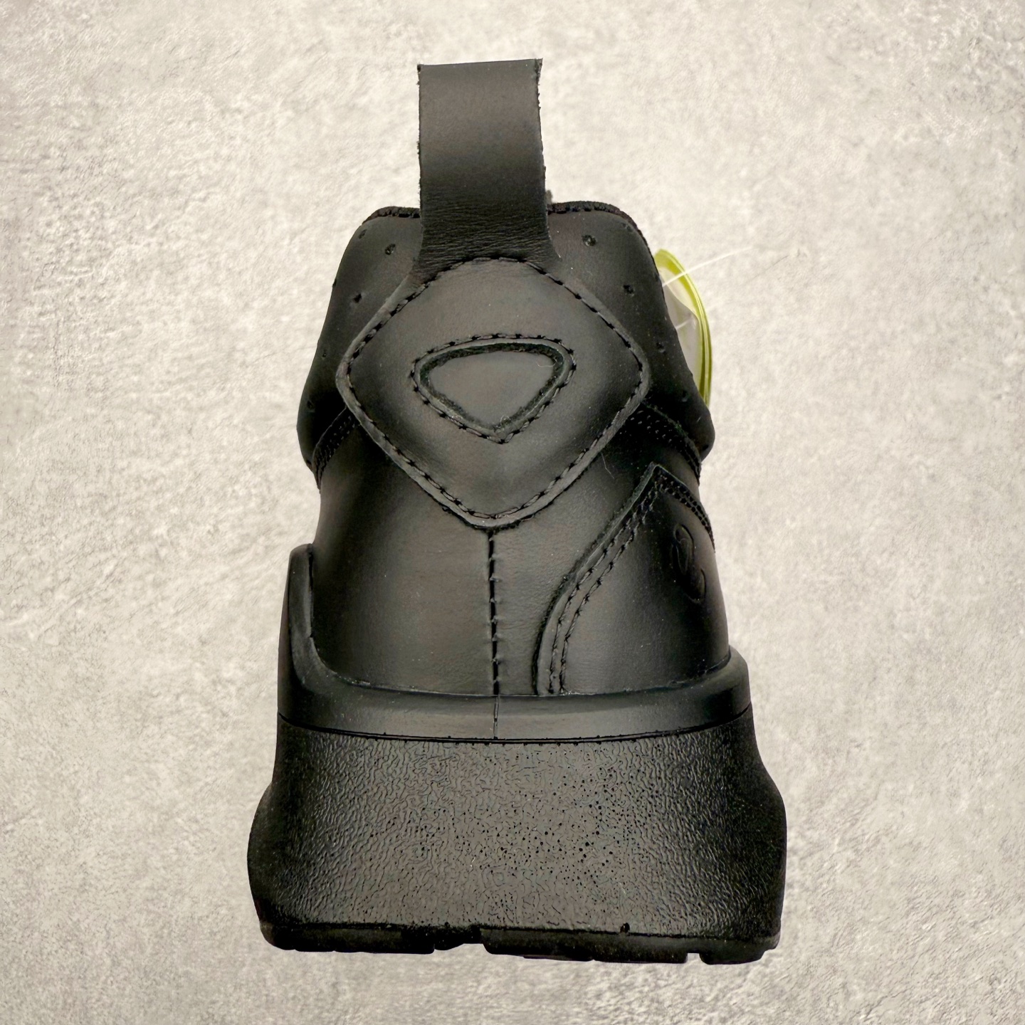 图片[7]-＃GD广顶 ecco爱步 Biom 2.2 牛皮 慢跑 圆头时尚百搭 牛皮 橡胶底 低帮 生活休闲鞋 独家注塑工艺 渠道原单 实体代购指定版本 真全头层牛皮 PK市面上任何版本 24小时现货供应 进口原料牛皮 莞产超级顶货 新配色陆续上架 产品只会越做越漂亮 鞋头采用原版一致工艺 又甩又用线条的效果目前这个技术市面上的任何版本都达不到这个效果 原版私模开发 细节一步到位不敢说百分百 保证有百分之98还原 慢工出细活 好的产品不怕晚 这次的开发针对艺术家 收藏家 高品质 的人群 水染粒面小牛皮材质 和针车间距都是极致还原 顶级头层的小牛皮 质感无敌 奢侈品的触感 搭配专柜最新全套包装 双种配件卡片 细节诠释 一件不落 不计成本的打磨产品的细节 再微小的细节也会还原 ECCO以三大核心特征为依托：北欧设计风格、鞋履制作、积极的生活方式。北欧设计风格：北欧设计特点是独特、有格调、实用和简约，并且品质优良。鞋履制作：ECCO钟爱鞋履制作以及一切与鞋履制作相关的事物。积极的生活方式：ECCO的创始人希望制作出的鞋履无需磨合，即可完美贴合脚型，帮助人们享受行走的乐趣。ECCO的成功源自其产品质量和创新的技术水平，恪守“鞋遵循双足”的设计理念，将的舒适度和风格融为一体。ECCO跑遍全世界寻找创新的原料。从制革制鞋一体化的设置，源头上控制皮革质量，确保对人体无害。尺码：38 39 40 41 42 43 44（皮鞋码）-选品中心