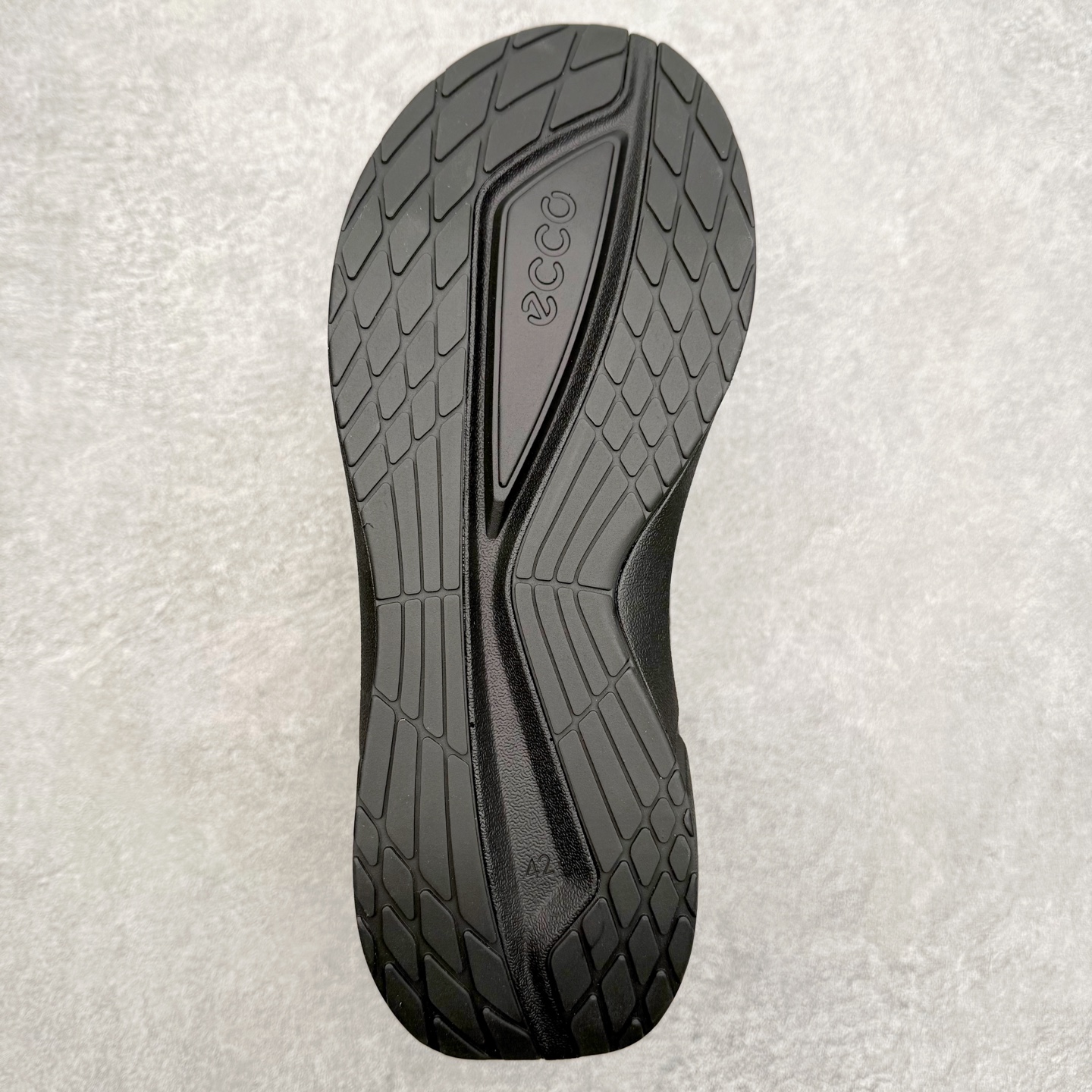 图片[8]-＃GD广顶 ecco爱步 Biom 2.2 牛皮 慢跑 圆头时尚百搭 牛皮 橡胶底 低帮 生活休闲鞋 独家注塑工艺 渠道原单 实体代购指定版本 真全头层牛皮 PK市面上任何版本 24小时现货供应 进口原料牛皮 莞产超级顶货 新配色陆续上架 产品只会越做越漂亮 鞋头采用原版一致工艺 又甩又用线条的效果目前这个技术市面上的任何版本都达不到这个效果 原版私模开发 细节一步到位不敢说百分百 保证有百分之98还原 慢工出细活 好的产品不怕晚 这次的开发针对艺术家 收藏家 高品质 的人群 水染粒面小牛皮材质 和针车间距都是极致还原 顶级头层的小牛皮 质感无敌 奢侈品的触感 搭配专柜最新全套包装 双种配件卡片 细节诠释 一件不落 不计成本的打磨产品的细节 再微小的细节也会还原 ECCO以三大核心特征为依托：北欧设计风格、鞋履制作、积极的生活方式。北欧设计风格：北欧设计特点是独特、有格调、实用和简约，并且品质优良。鞋履制作：ECCO钟爱鞋履制作以及一切与鞋履制作相关的事物。积极的生活方式：ECCO的创始人希望制作出的鞋履无需磨合，即可完美贴合脚型，帮助人们享受行走的乐趣。ECCO的成功源自其产品质量和创新的技术水平，恪守“鞋遵循双足”的设计理念，将的舒适度和风格融为一体。ECCO跑遍全世界寻找创新的原料。从制革制鞋一体化的设置，源头上控制皮革质量，确保对人体无害。尺码：38 39 40 41 42 43 44（皮鞋码）-选品中心