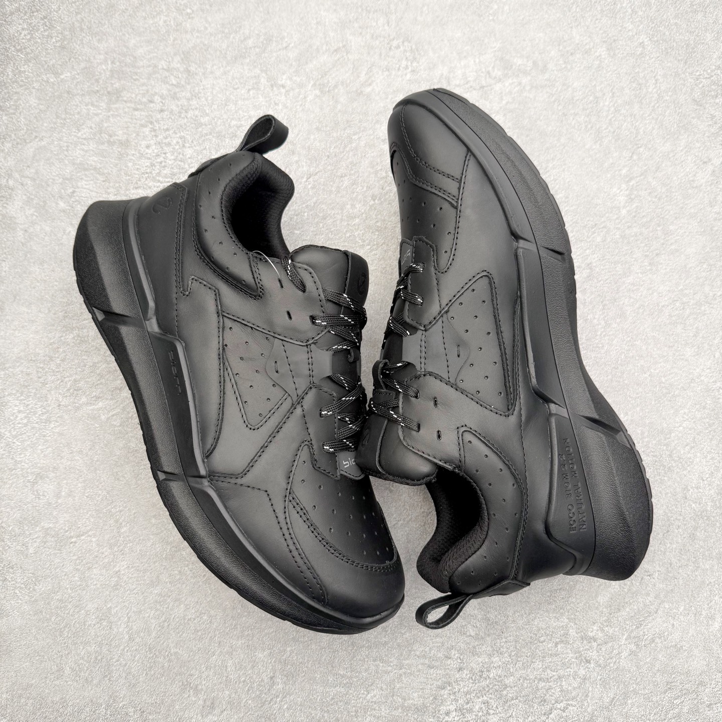 图片[2]-＃GD广顶 ecco爱步 Biom 2.2 牛皮 慢跑 圆头时尚百搭 牛皮 橡胶底 低帮 生活休闲鞋 独家注塑工艺 渠道原单 实体代购指定版本 真全头层牛皮 PK市面上任何版本 24小时现货供应 进口原料牛皮 莞产超级顶货 新配色陆续上架 产品只会越做越漂亮 鞋头采用原版一致工艺 又甩又用线条的效果目前这个技术市面上的任何版本都达不到这个效果 原版私模开发 细节一步到位不敢说百分百 保证有百分之98还原 慢工出细活 好的产品不怕晚 这次的开发针对艺术家 收藏家 高品质 的人群 水染粒面小牛皮材质 和针车间距都是极致还原 顶级头层的小牛皮 质感无敌 奢侈品的触感 搭配专柜最新全套包装 双种配件卡片 细节诠释 一件不落 不计成本的打磨产品的细节 再微小的细节也会还原 ECCO以三大核心特征为依托：北欧设计风格、鞋履制作、积极的生活方式。北欧设计风格：北欧设计特点是独特、有格调、实用和简约，并且品质优良。鞋履制作：ECCO钟爱鞋履制作以及一切与鞋履制作相关的事物。积极的生活方式：ECCO的创始人希望制作出的鞋履无需磨合，即可完美贴合脚型，帮助人们享受行走的乐趣。ECCO的成功源自其产品质量和创新的技术水平，恪守“鞋遵循双足”的设计理念，将的舒适度和风格融为一体。ECCO跑遍全世界寻找创新的原料。从制革制鞋一体化的设置，源头上控制皮革质量，确保对人体无害。尺码：38 39 40 41 42 43 44（皮鞋码）-选品中心