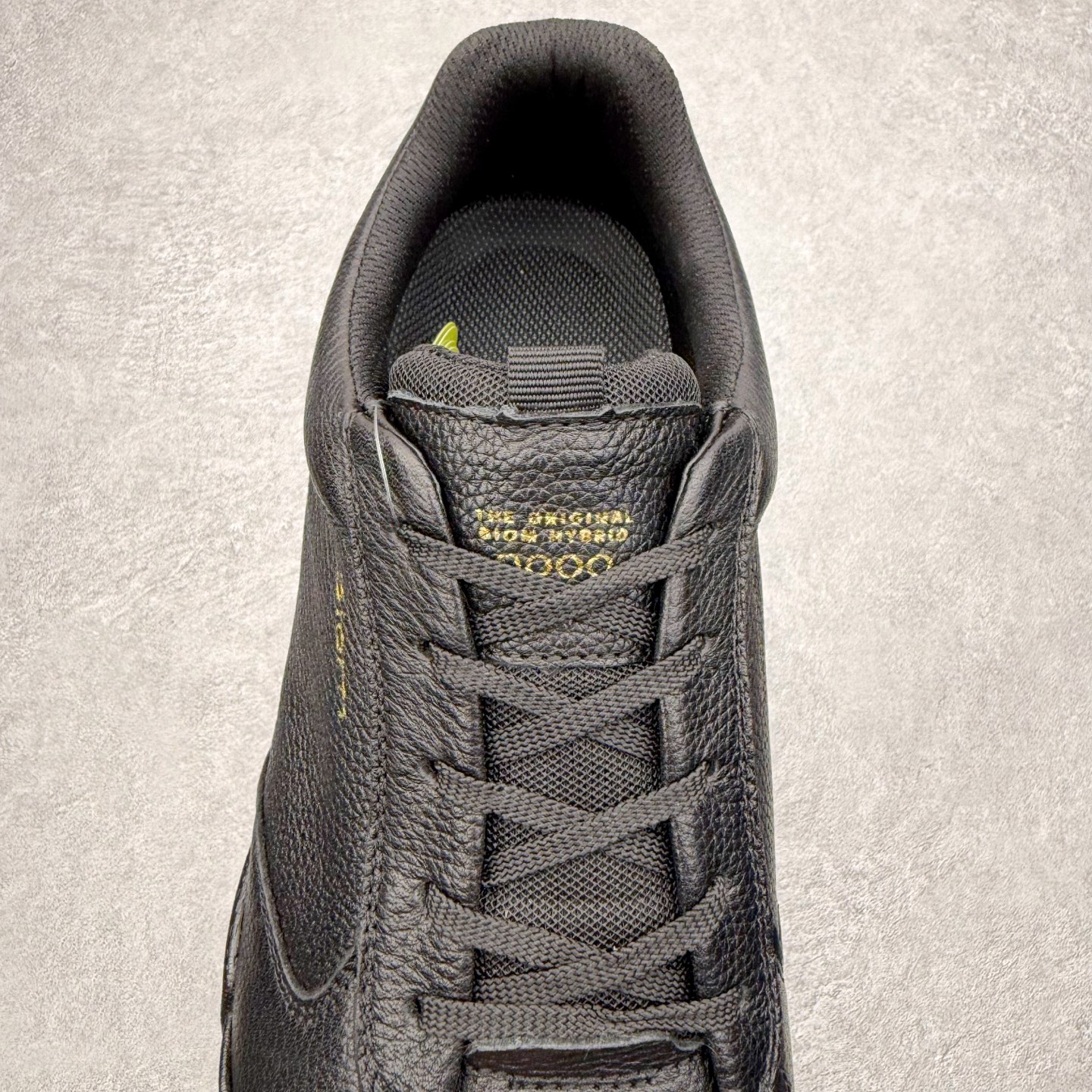 图片[5]-＃GD广顶 ecco爱步 Golf Biom Hybrid 皮革 舒适简约 耐磨 低帮 生活休闲鞋 独家注塑工艺 渠道原单 实体代购指定版本 真全头层牛皮 PK市面上任何版本 24小时现货供应 进口原料牛皮 莞产超级顶货 新配色陆续上架 产品只会越做越漂亮 鞋头采用原版一致工艺 又甩又用线条的效果目前这个技术市面上的任何版本都达不到这个效果 原版私模开发 细节一步到位不敢说百分百 保证有百分之98还原 慢工出细活 好的产品不怕晚 这次的开发针对艺术家 收藏家 高品质 的人群 水染粒面小牛皮材质 和针车间距都是极致还原 顶级头层的小牛皮 质感无敌 奢侈品的触感 搭配专柜最新全套包装 双种配件卡片 细节诠释 一件不落 不计成本的打磨产品的细节 再微小的细节也会还原 ECCO以三大核心特征为依托：北欧设计风格、鞋履制作、积极的生活方式。北欧设计风格：北欧设计特点是独特、有格调、实用和简约，并且品质优良。鞋履制作：ECCO钟爱鞋履制作以及一切与鞋履制作相关的事物。积极的生活方式：ECCO的创始人希望制作出的鞋履无需磨合，即可完美贴合脚型，帮助人们享受行走的乐趣。ECCO的成功源自其产品质量和创新的技术水平，恪守“鞋遵循双足”的设计理念，将的舒适度和风格融为一体。ECCO跑遍全世界寻找创新的原料。从制革制鞋一体化的设置，源头上控制皮革质量，确保对人体无害。尺码：38 39 40 41 42 43 44（皮鞋码）-选品中心