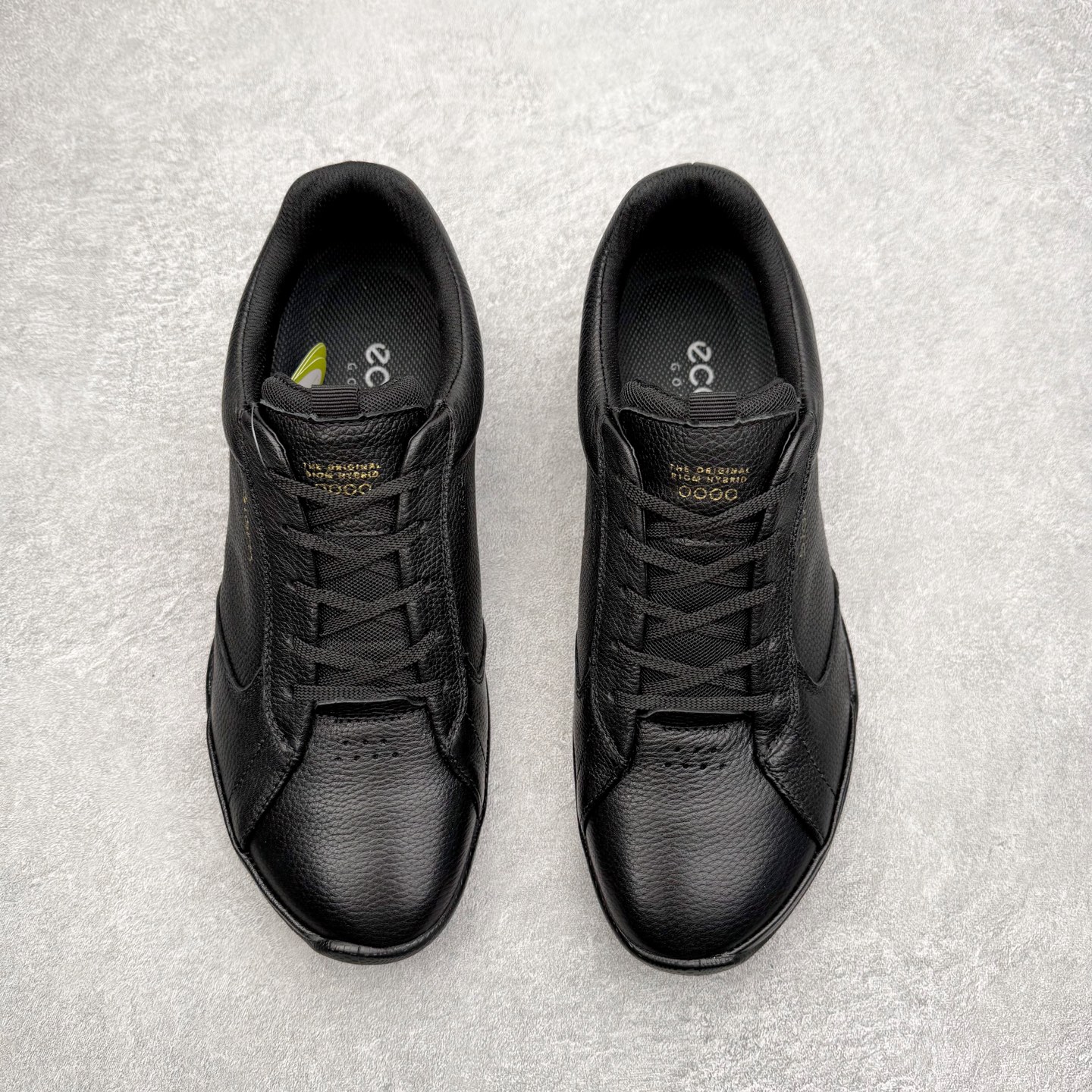 图片[2]-＃GD广顶 ecco爱步 Golf Biom Hybrid 皮革 舒适简约 耐磨 低帮 生活休闲鞋 独家注塑工艺 渠道原单 实体代购指定版本 真全头层牛皮 PK市面上任何版本 24小时现货供应 进口原料牛皮 莞产超级顶货 新配色陆续上架 产品只会越做越漂亮 鞋头采用原版一致工艺 又甩又用线条的效果目前这个技术市面上的任何版本都达不到这个效果 原版私模开发 细节一步到位不敢说百分百 保证有百分之98还原 慢工出细活 好的产品不怕晚 这次的开发针对艺术家 收藏家 高品质 的人群 水染粒面小牛皮材质 和针车间距都是极致还原 顶级头层的小牛皮 质感无敌 奢侈品的触感 搭配专柜最新全套包装 双种配件卡片 细节诠释 一件不落 不计成本的打磨产品的细节 再微小的细节也会还原 ECCO以三大核心特征为依托：北欧设计风格、鞋履制作、积极的生活方式。北欧设计风格：北欧设计特点是独特、有格调、实用和简约，并且品质优良。鞋履制作：ECCO钟爱鞋履制作以及一切与鞋履制作相关的事物。积极的生活方式：ECCO的创始人希望制作出的鞋履无需磨合，即可完美贴合脚型，帮助人们享受行走的乐趣。ECCO的成功源自其产品质量和创新的技术水平，恪守“鞋遵循双足”的设计理念，将的舒适度和风格融为一体。ECCO跑遍全世界寻找创新的原料。从制革制鞋一体化的设置，源头上控制皮革质量，确保对人体无害。尺码：38 39 40 41 42 43 44（皮鞋码）-选品中心