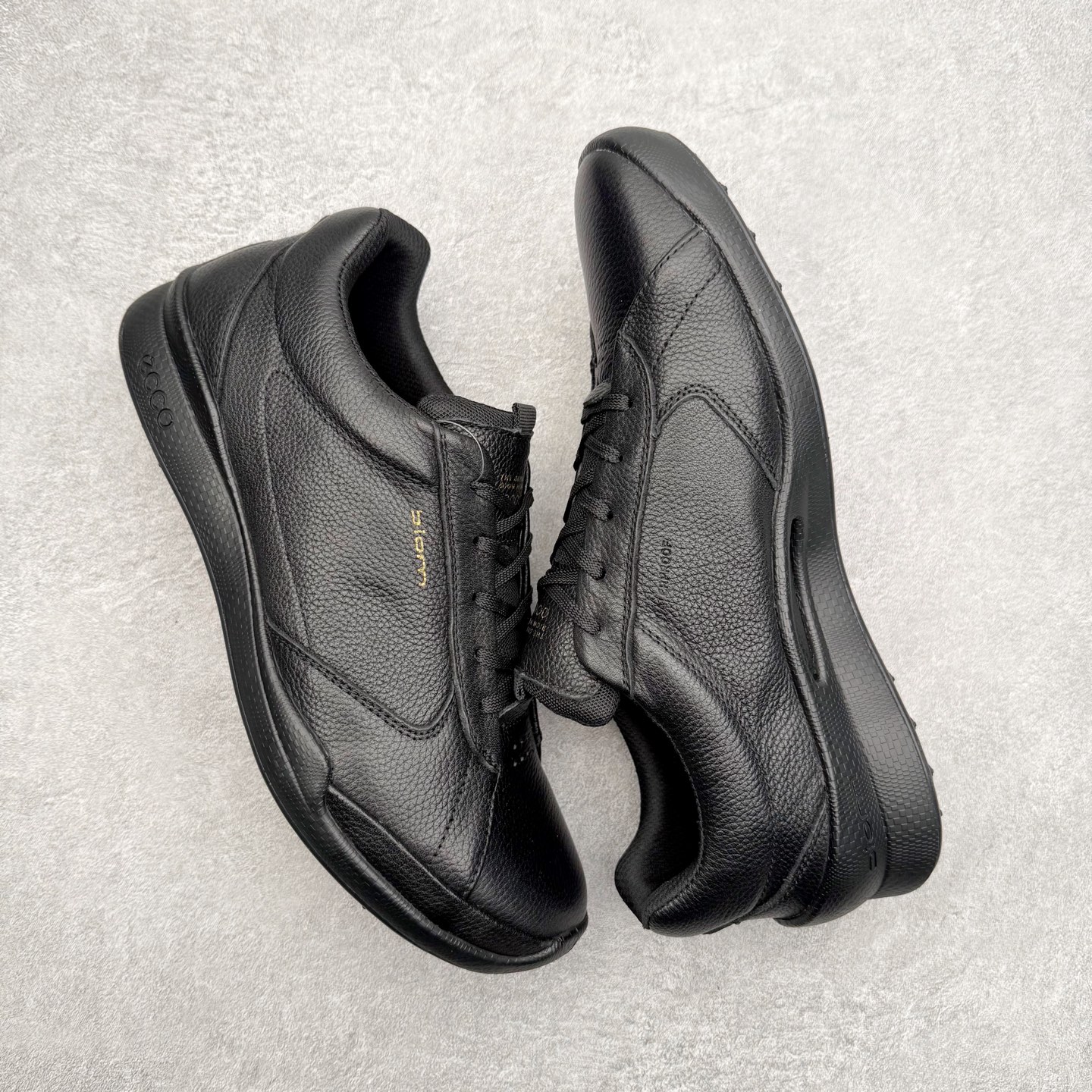 图片[3]-＃GD广顶 ecco爱步 Golf Biom Hybrid 皮革 舒适简约 耐磨 低帮 生活休闲鞋 独家注塑工艺 渠道原单 实体代购指定版本 真全头层牛皮 PK市面上任何版本 24小时现货供应 进口原料牛皮 莞产超级顶货 新配色陆续上架 产品只会越做越漂亮 鞋头采用原版一致工艺 又甩又用线条的效果目前这个技术市面上的任何版本都达不到这个效果 原版私模开发 细节一步到位不敢说百分百 保证有百分之98还原 慢工出细活 好的产品不怕晚 这次的开发针对艺术家 收藏家 高品质 的人群 水染粒面小牛皮材质 和针车间距都是极致还原 顶级头层的小牛皮 质感无敌 奢侈品的触感 搭配专柜最新全套包装 双种配件卡片 细节诠释 一件不落 不计成本的打磨产品的细节 再微小的细节也会还原 ECCO以三大核心特征为依托：北欧设计风格、鞋履制作、积极的生活方式。北欧设计风格：北欧设计特点是独特、有格调、实用和简约，并且品质优良。鞋履制作：ECCO钟爱鞋履制作以及一切与鞋履制作相关的事物。积极的生活方式：ECCO的创始人希望制作出的鞋履无需磨合，即可完美贴合脚型，帮助人们享受行走的乐趣。ECCO的成功源自其产品质量和创新的技术水平，恪守“鞋遵循双足”的设计理念，将的舒适度和风格融为一体。ECCO跑遍全世界寻找创新的原料。从制革制鞋一体化的设置，源头上控制皮革质量，确保对人体无害。尺码：38 39 40 41 42 43 44（皮鞋码）-选品中心