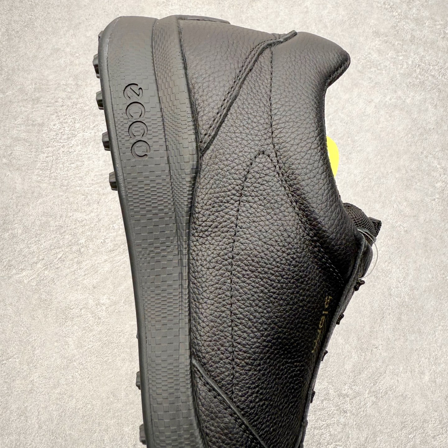 图片[6]-＃GD广顶 ecco爱步 Golf Biom Hybrid 皮革 舒适简约 耐磨 低帮 生活休闲鞋 独家注塑工艺 渠道原单 实体代购指定版本 真全头层牛皮 PK市面上任何版本 24小时现货供应 进口原料牛皮 莞产超级顶货 新配色陆续上架 产品只会越做越漂亮 鞋头采用原版一致工艺 又甩又用线条的效果目前这个技术市面上的任何版本都达不到这个效果 原版私模开发 细节一步到位不敢说百分百 保证有百分之98还原 慢工出细活 好的产品不怕晚 这次的开发针对艺术家 收藏家 高品质 的人群 水染粒面小牛皮材质 和针车间距都是极致还原 顶级头层的小牛皮 质感无敌 奢侈品的触感 搭配专柜最新全套包装 双种配件卡片 细节诠释 一件不落 不计成本的打磨产品的细节 再微小的细节也会还原 ECCO以三大核心特征为依托：北欧设计风格、鞋履制作、积极的生活方式。北欧设计风格：北欧设计特点是独特、有格调、实用和简约，并且品质优良。鞋履制作：ECCO钟爱鞋履制作以及一切与鞋履制作相关的事物。积极的生活方式：ECCO的创始人希望制作出的鞋履无需磨合，即可完美贴合脚型，帮助人们享受行走的乐趣。ECCO的成功源自其产品质量和创新的技术水平，恪守“鞋遵循双足”的设计理念，将的舒适度和风格融为一体。ECCO跑遍全世界寻找创新的原料。从制革制鞋一体化的设置，源头上控制皮革质量，确保对人体无害。尺码：38 39 40 41 42 43 44（皮鞋码）-选品中心