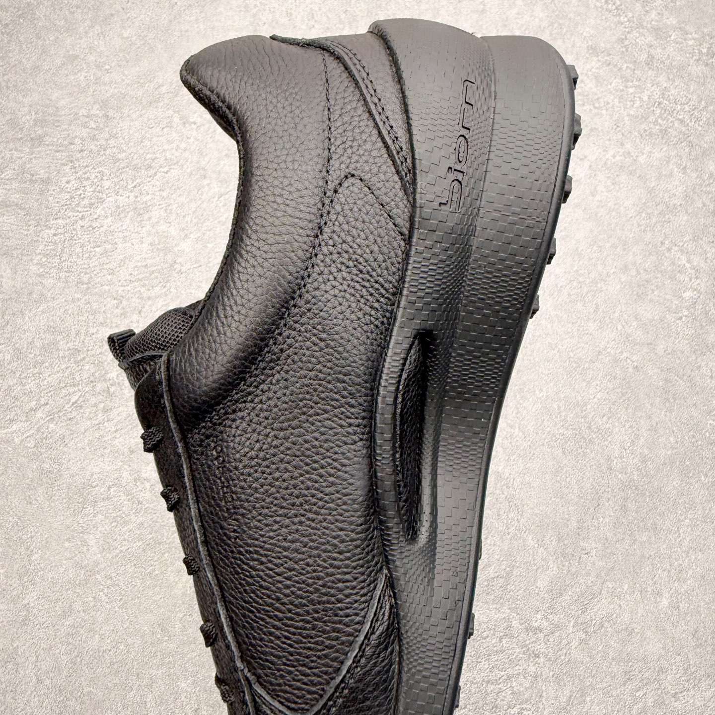 图片[7]-＃GD广顶 ecco爱步 Golf Biom Hybrid 皮革 舒适简约 耐磨 低帮 生活休闲鞋 独家注塑工艺 渠道原单 实体代购指定版本 真全头层牛皮 PK市面上任何版本 24小时现货供应 进口原料牛皮 莞产超级顶货 新配色陆续上架 产品只会越做越漂亮 鞋头采用原版一致工艺 又甩又用线条的效果目前这个技术市面上的任何版本都达不到这个效果 原版私模开发 细节一步到位不敢说百分百 保证有百分之98还原 慢工出细活 好的产品不怕晚 这次的开发针对艺术家 收藏家 高品质 的人群 水染粒面小牛皮材质 和针车间距都是极致还原 顶级头层的小牛皮 质感无敌 奢侈品的触感 搭配专柜最新全套包装 双种配件卡片 细节诠释 一件不落 不计成本的打磨产品的细节 再微小的细节也会还原 ECCO以三大核心特征为依托：北欧设计风格、鞋履制作、积极的生活方式。北欧设计风格：北欧设计特点是独特、有格调、实用和简约，并且品质优良。鞋履制作：ECCO钟爱鞋履制作以及一切与鞋履制作相关的事物。积极的生活方式：ECCO的创始人希望制作出的鞋履无需磨合，即可完美贴合脚型，帮助人们享受行走的乐趣。ECCO的成功源自其产品质量和创新的技术水平，恪守“鞋遵循双足”的设计理念，将的舒适度和风格融为一体。ECCO跑遍全世界寻找创新的原料。从制革制鞋一体化的设置，源头上控制皮革质量，确保对人体无害。尺码：38 39 40 41 42 43 44（皮鞋码）-选品中心