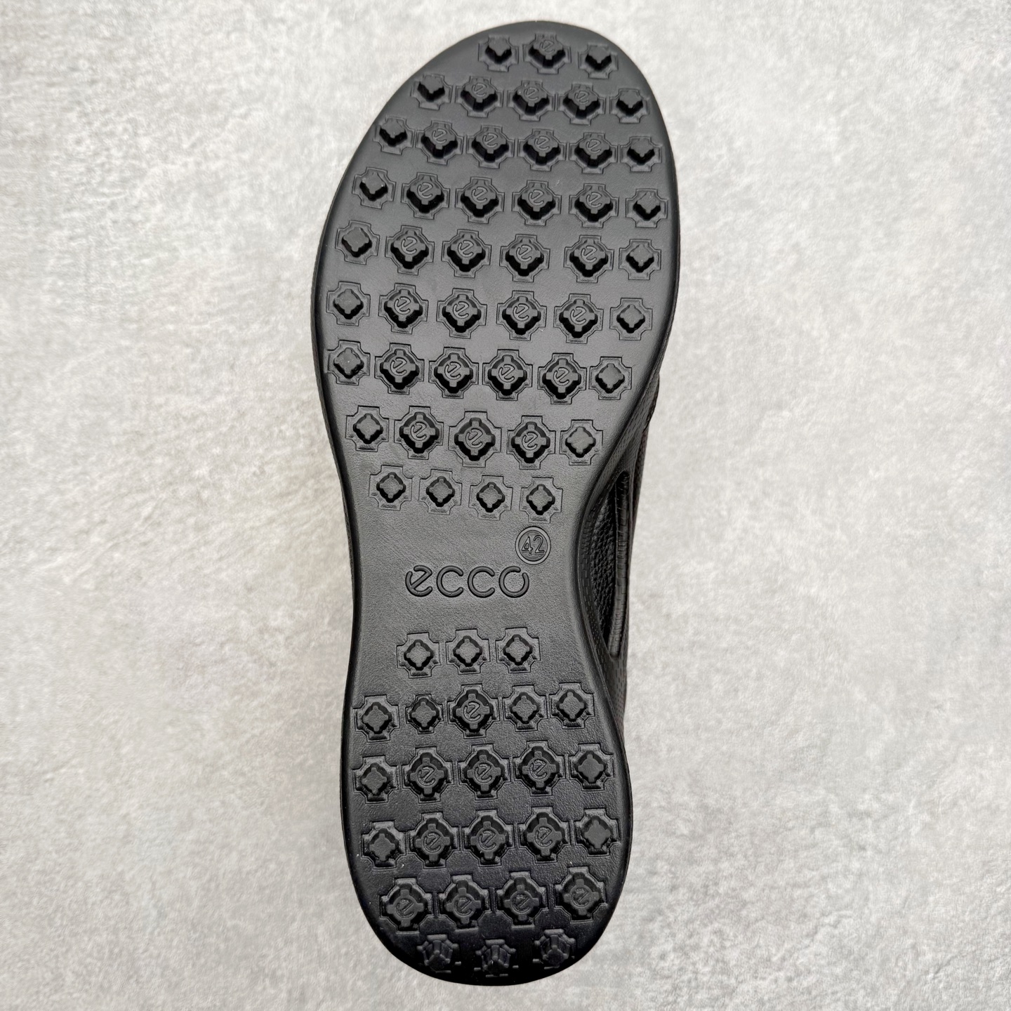 图片[9]-＃GD广顶 ecco爱步 Golf Biom Hybrid 皮革 舒适简约 耐磨 低帮 生活休闲鞋 独家注塑工艺 渠道原单 实体代购指定版本 真全头层牛皮 PK市面上任何版本 24小时现货供应 进口原料牛皮 莞产超级顶货 新配色陆续上架 产品只会越做越漂亮 鞋头采用原版一致工艺 又甩又用线条的效果目前这个技术市面上的任何版本都达不到这个效果 原版私模开发 细节一步到位不敢说百分百 保证有百分之98还原 慢工出细活 好的产品不怕晚 这次的开发针对艺术家 收藏家 高品质 的人群 水染粒面小牛皮材质 和针车间距都是极致还原 顶级头层的小牛皮 质感无敌 奢侈品的触感 搭配专柜最新全套包装 双种配件卡片 细节诠释 一件不落 不计成本的打磨产品的细节 再微小的细节也会还原 ECCO以三大核心特征为依托：北欧设计风格、鞋履制作、积极的生活方式。北欧设计风格：北欧设计特点是独特、有格调、实用和简约，并且品质优良。鞋履制作：ECCO钟爱鞋履制作以及一切与鞋履制作相关的事物。积极的生活方式：ECCO的创始人希望制作出的鞋履无需磨合，即可完美贴合脚型，帮助人们享受行走的乐趣。ECCO的成功源自其产品质量和创新的技术水平，恪守“鞋遵循双足”的设计理念，将的舒适度和风格融为一体。ECCO跑遍全世界寻找创新的原料。从制革制鞋一体化的设置，源头上控制皮革质量，确保对人体无害。尺码：38 39 40 41 42 43 44（皮鞋码）-选品中心