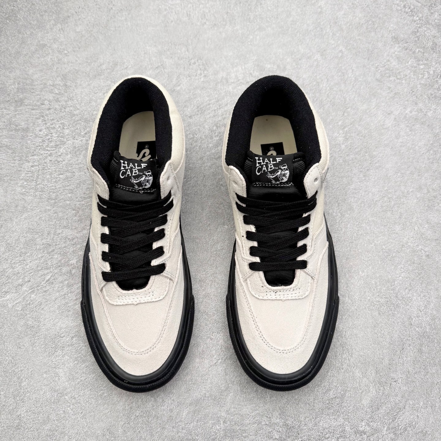 图片[2]-Vans Premium Half Cab 白黑 美式复古休闲中帮滑板鞋 白色麂皮拼接帆布搭配黑色鞋舌点缀 配以黑色大底和鞋舌相配 货号：VN000CXJYB2 尺码：36 36.5 37 38 38.5 39 40 40.5 41 42 42.5 43 44-选品中心
