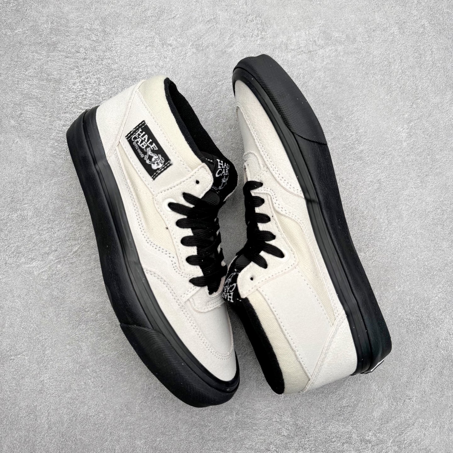 图片[3]-Vans Premium Half Cab 白黑 美式复古休闲中帮滑板鞋 白色麂皮拼接帆布搭配黑色鞋舌点缀 配以黑色大底和鞋舌相配 货号：VN000CXJYB2 尺码：36 36.5 37 38 38.5 39 40 40.5 41 42 42.5 43 44-选品中心