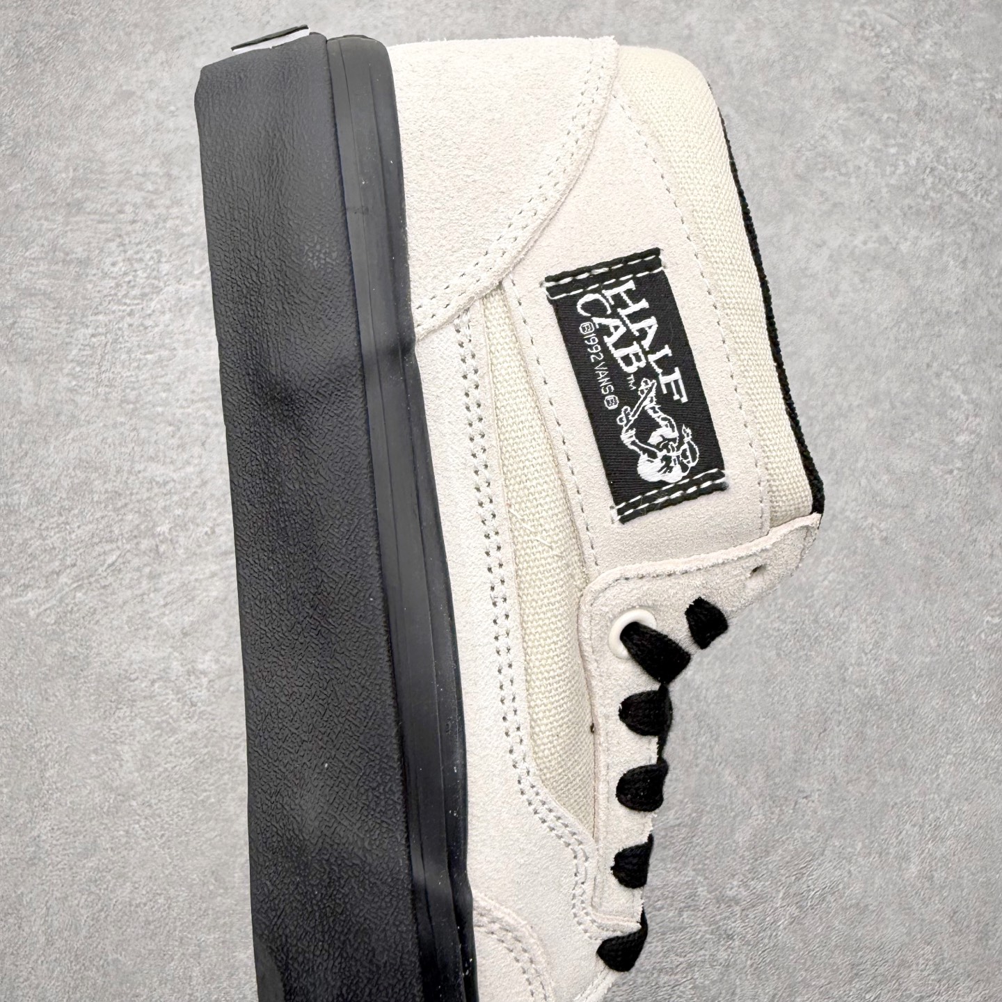 图片[6]-Vans Premium Half Cab 白黑 美式复古休闲中帮滑板鞋 白色麂皮拼接帆布搭配黑色鞋舌点缀 配以黑色大底和鞋舌相配 货号：VN000CXJYB2 尺码：36 36.5 37 38 38.5 39 40 40.5 41 42 42.5 43 44-选品中心